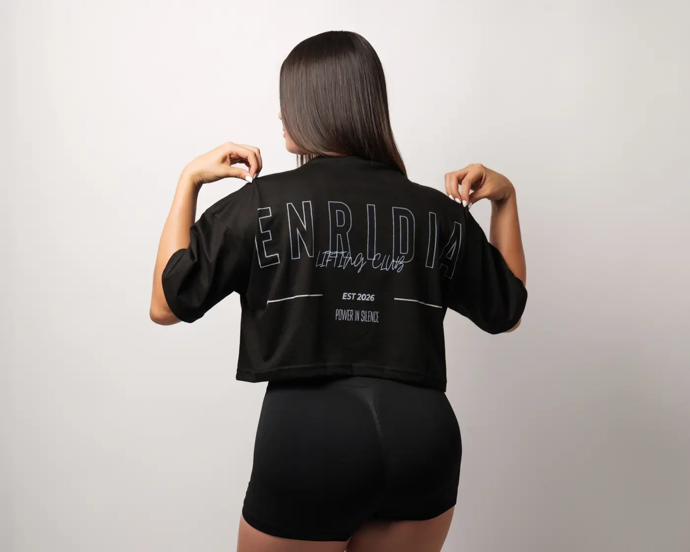Crop top BEYOND en negro, estampado de espalda de cerca