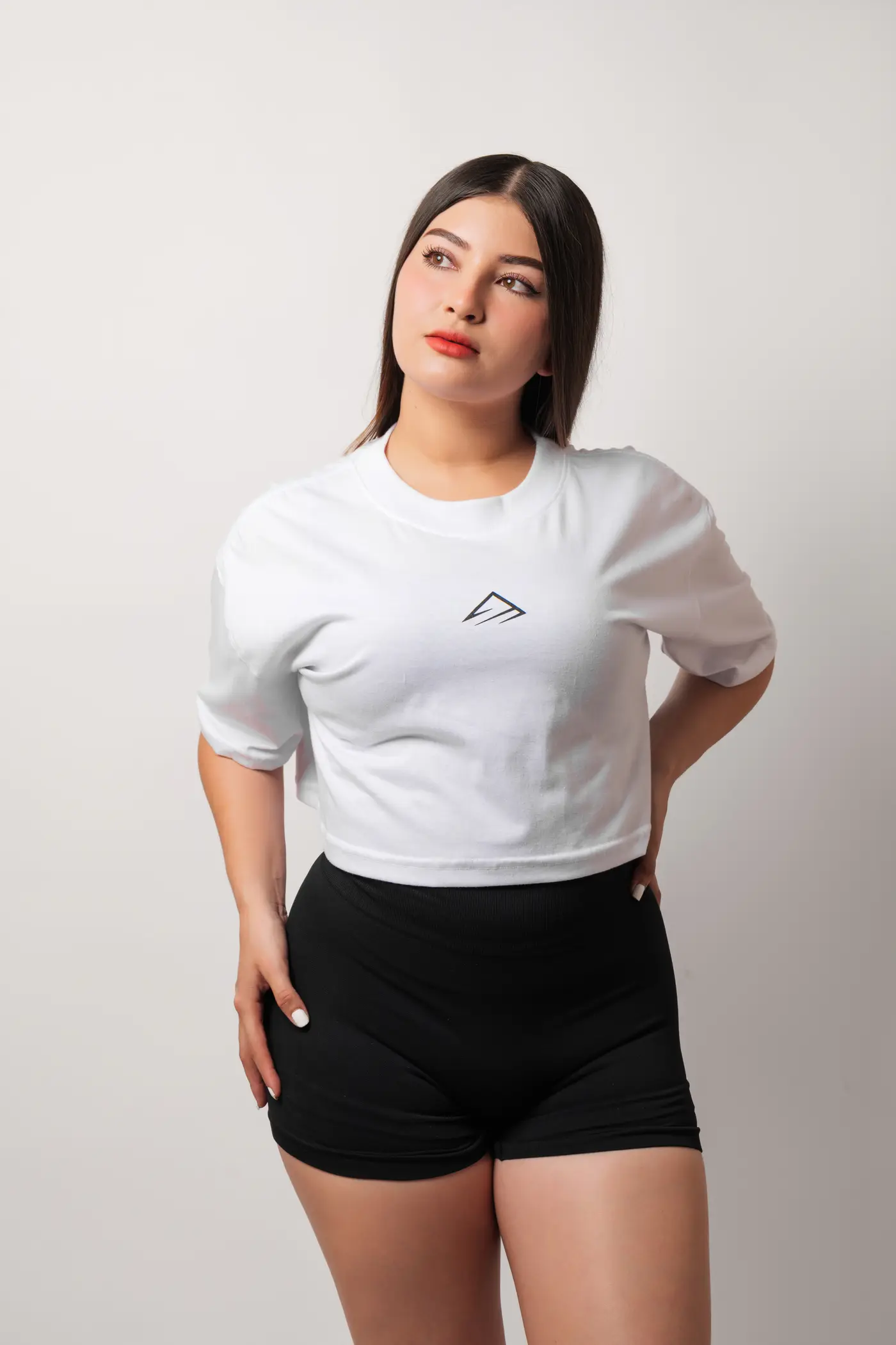 Crop top BEYOND en blanco, frente con el isotipo al pecho