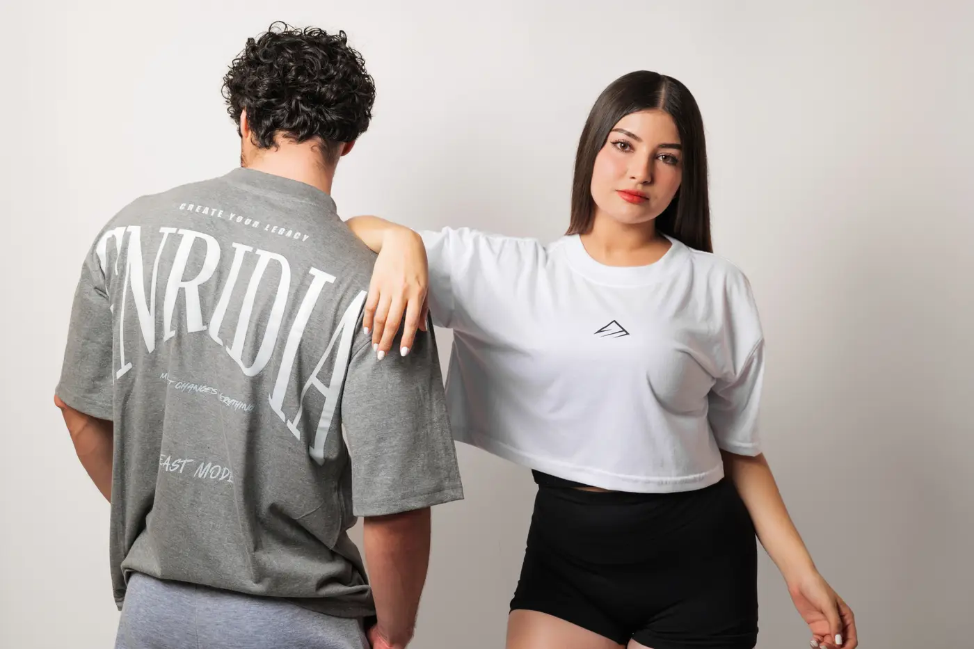 Crop top BEYOND en blanco de frente junto al oversize BEYOND en gris