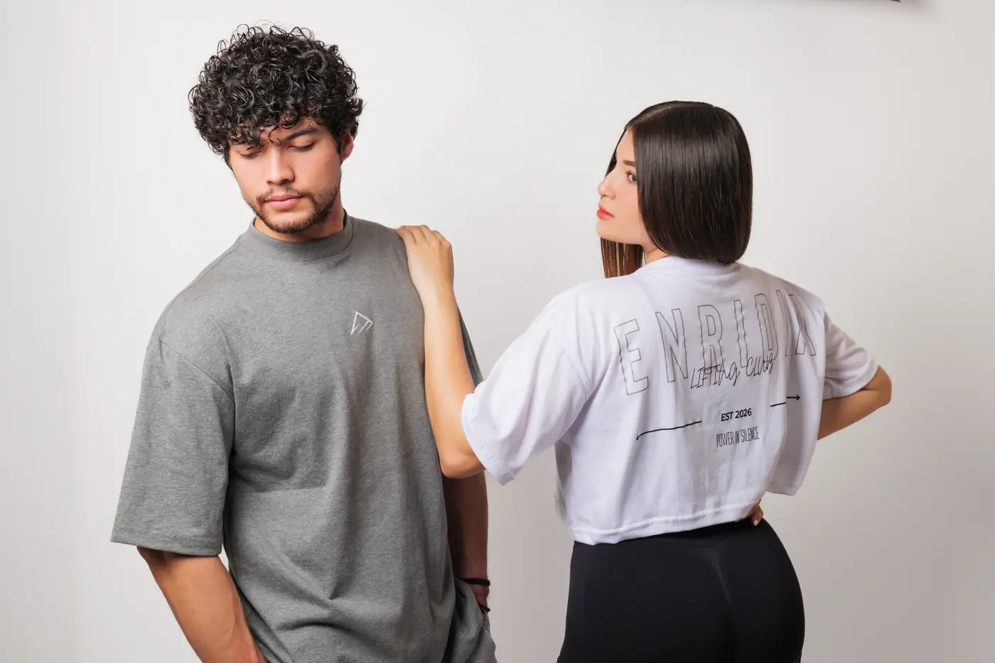 Crop top BEYOND en blanco de espalda junto al oversize BEYOND en gris