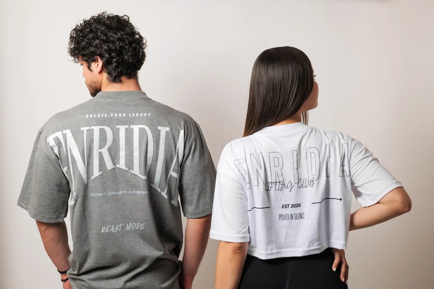 Estampado de espalda del oversize BEYOND en gris y del crop top BEYOND en blanco