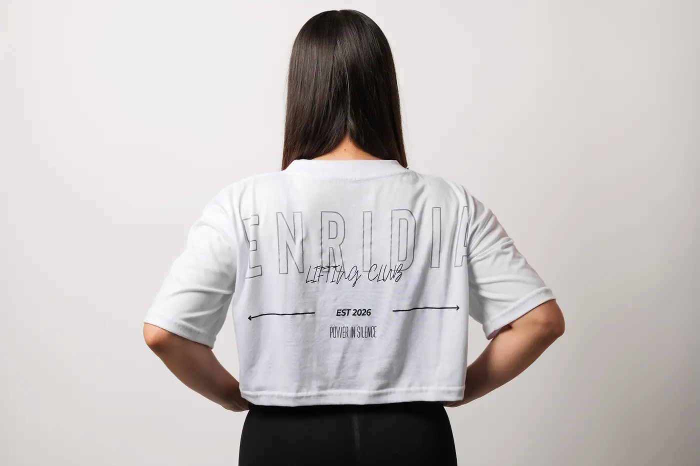Crop top BEYOND en blanco, estampado de espalda
