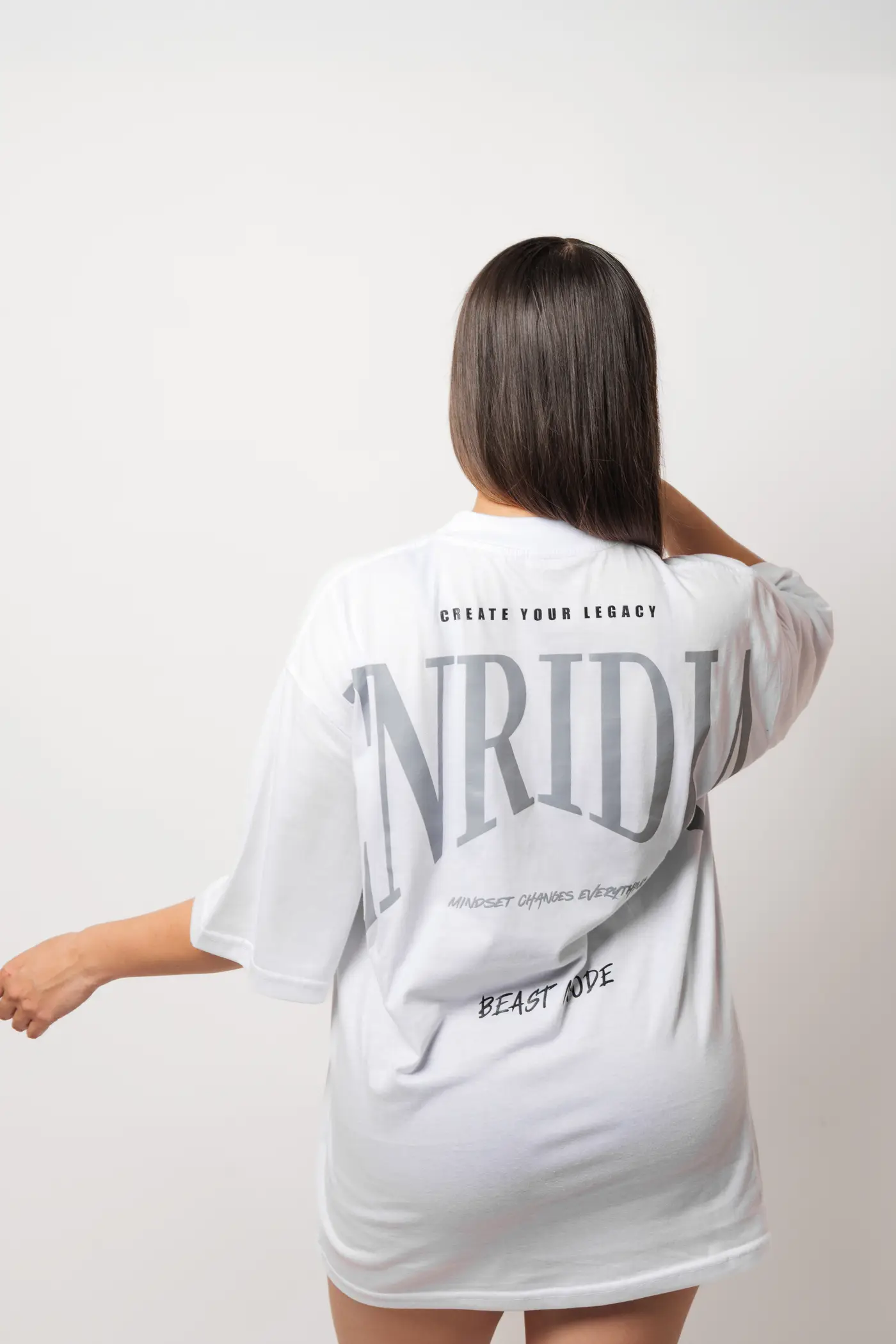 Oversize BEYOND en blanco, estampado de espalda de cerca