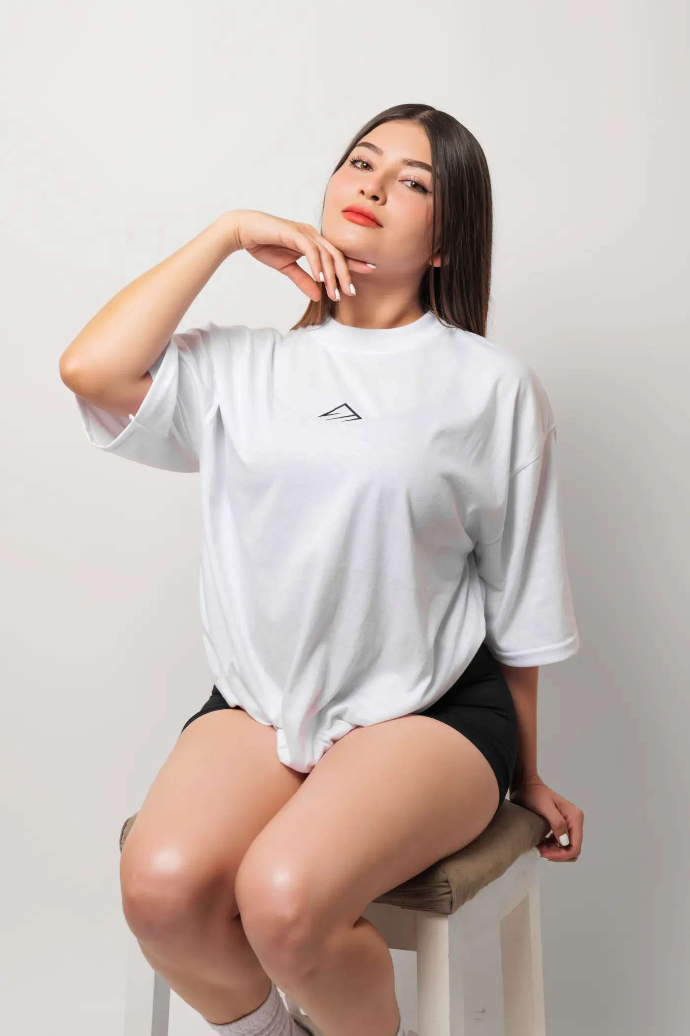 Oversize BEYOND en blanco, largo de la prenda con la modelo sentada