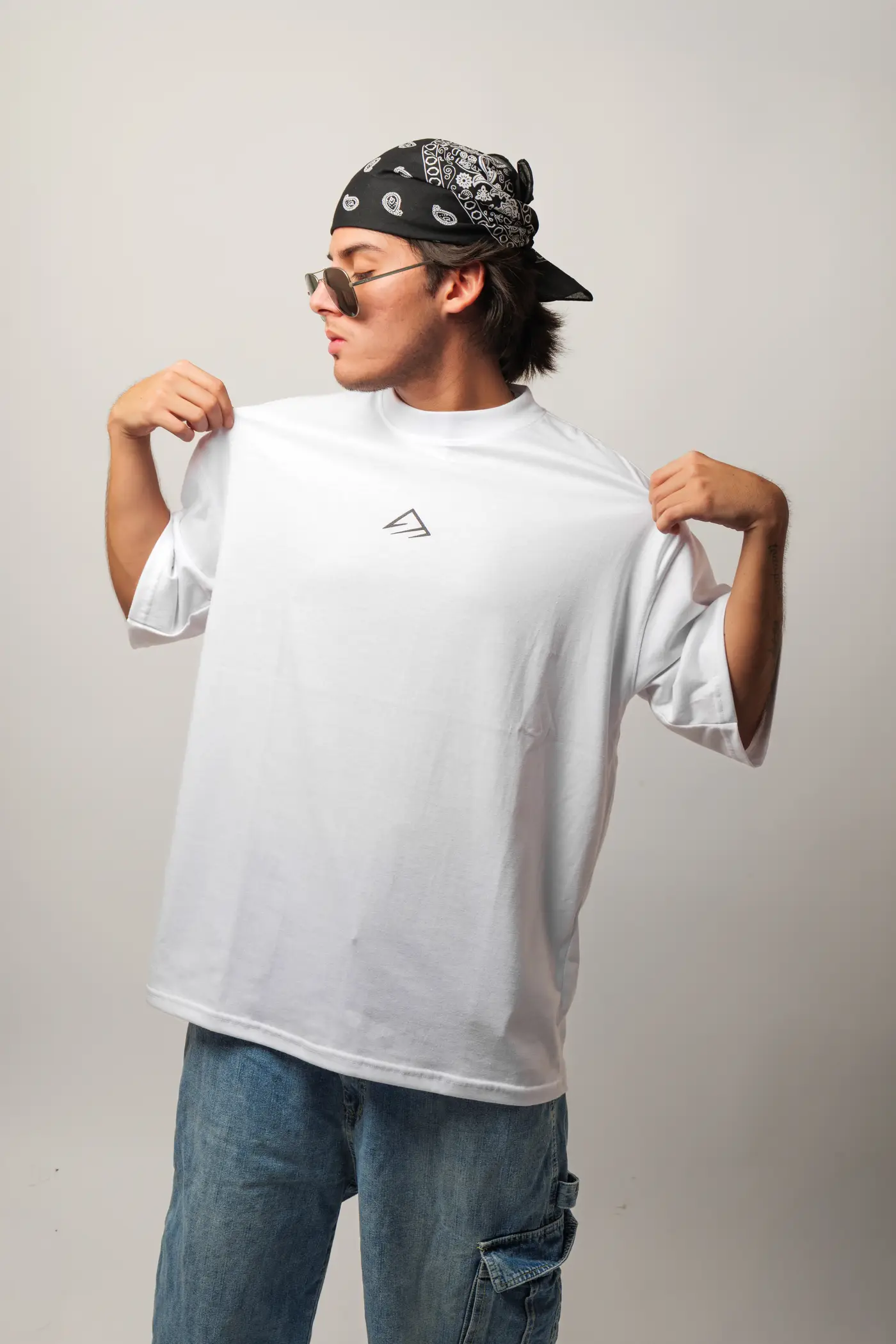 Oversize BEYOND en blanco, amplitud del corte de frente