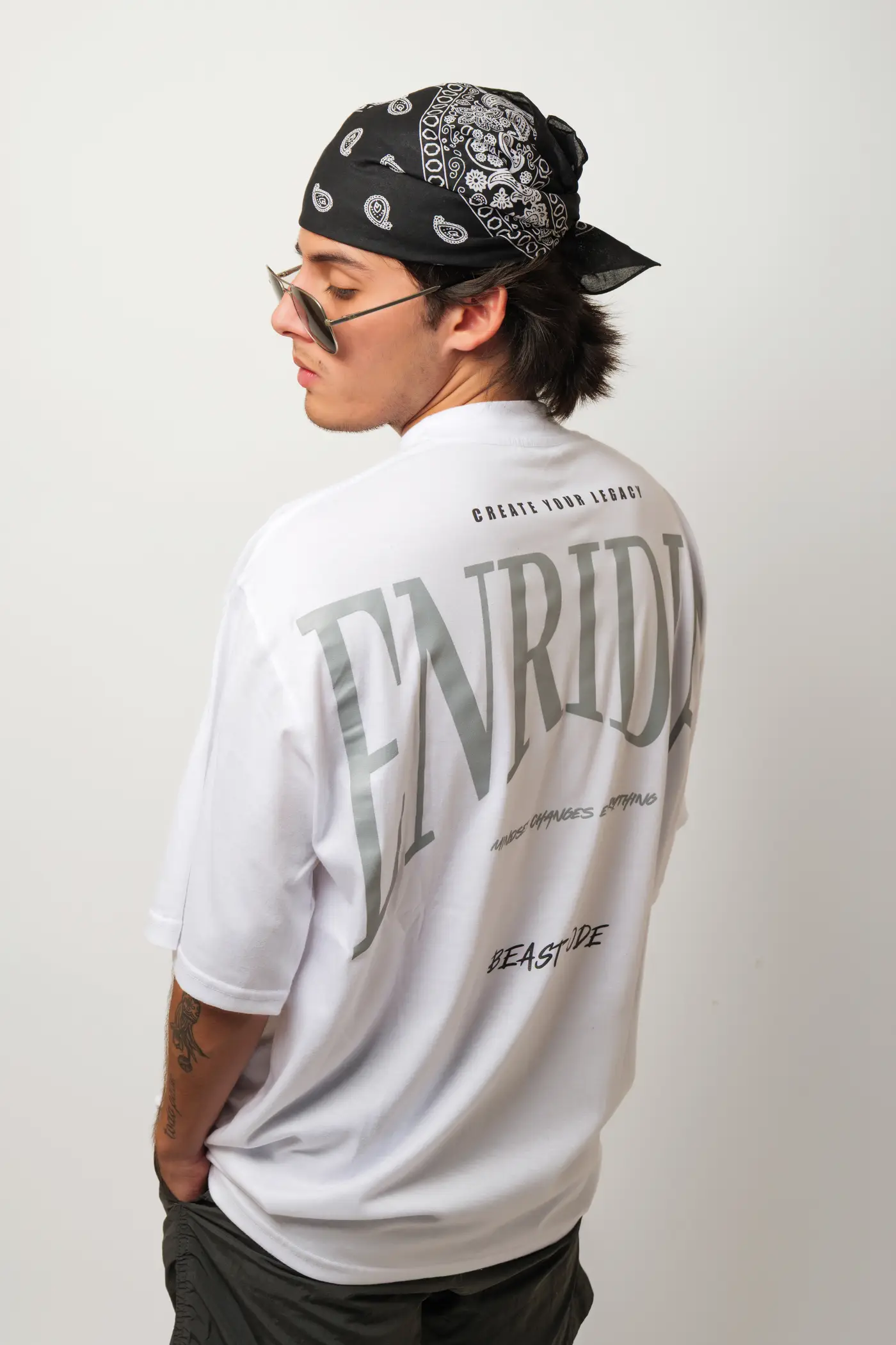 Oversize BEYOND en blanco, estampado de espalda de tres cuartos