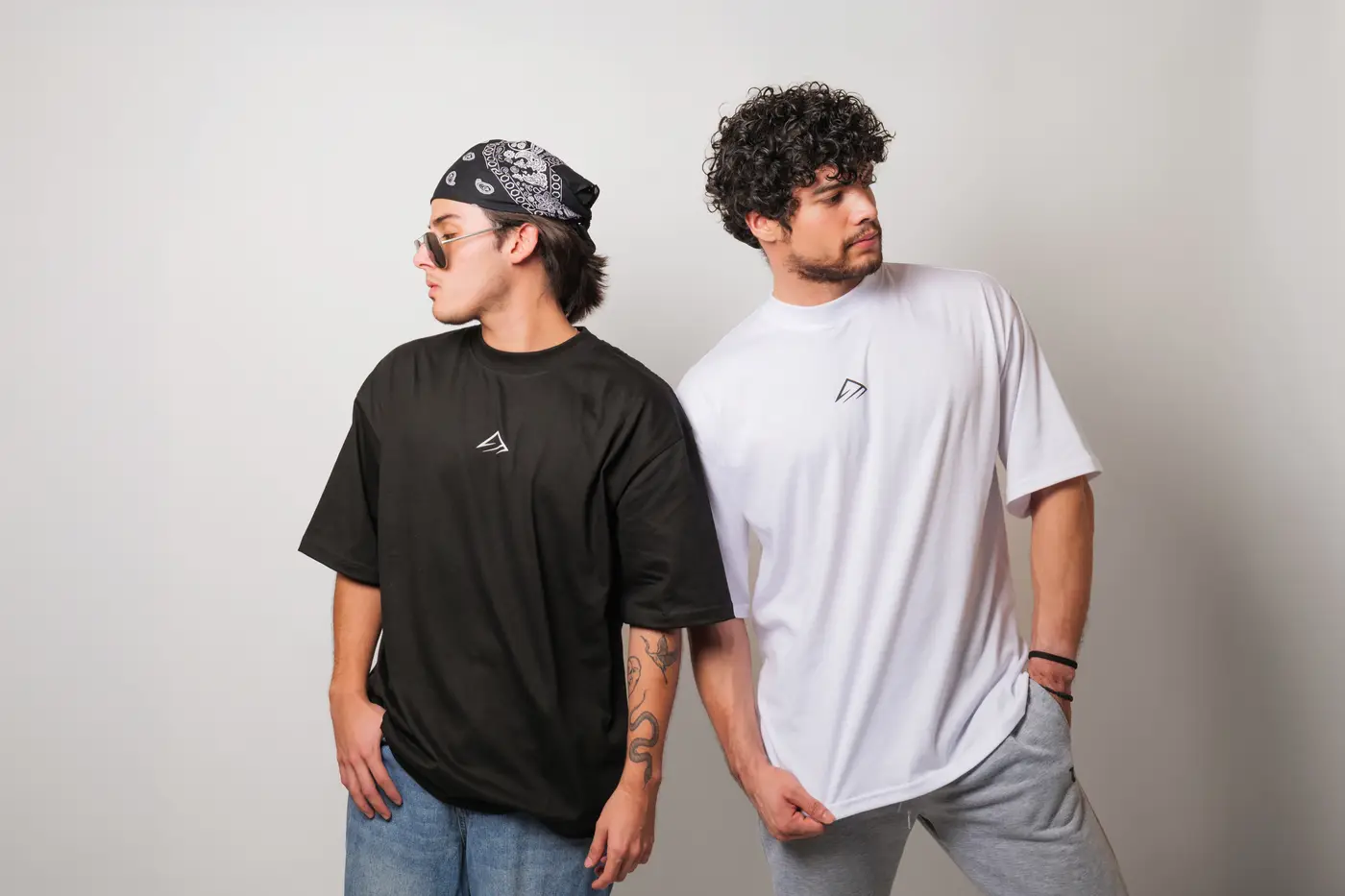 Oversize BEYOND en negro y en blanco, uno junto al otro de frente