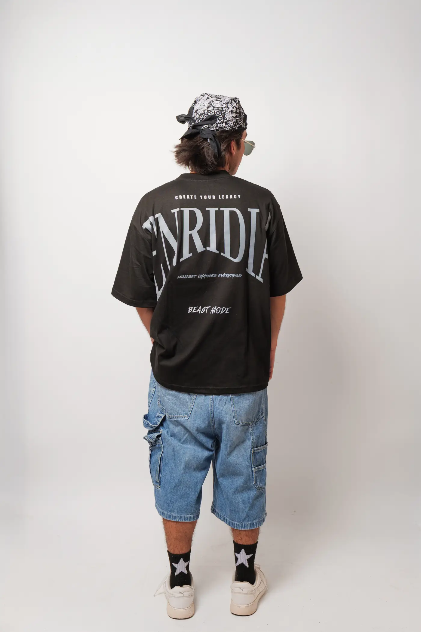 Oversize BEYOND en negro, estampado de espalda completo
