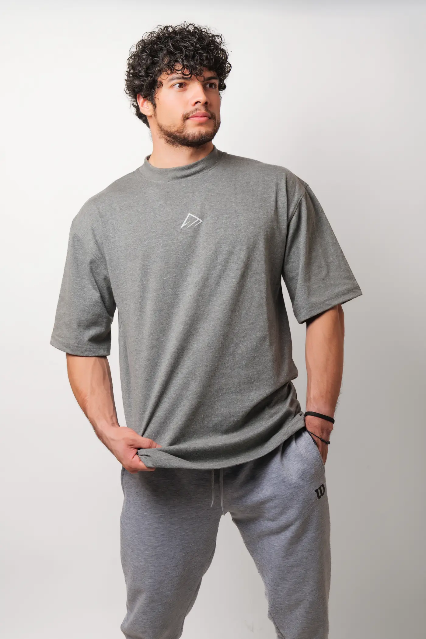 Oversize BEYOND en gris jaspeado, frente con el isotipo al pecho