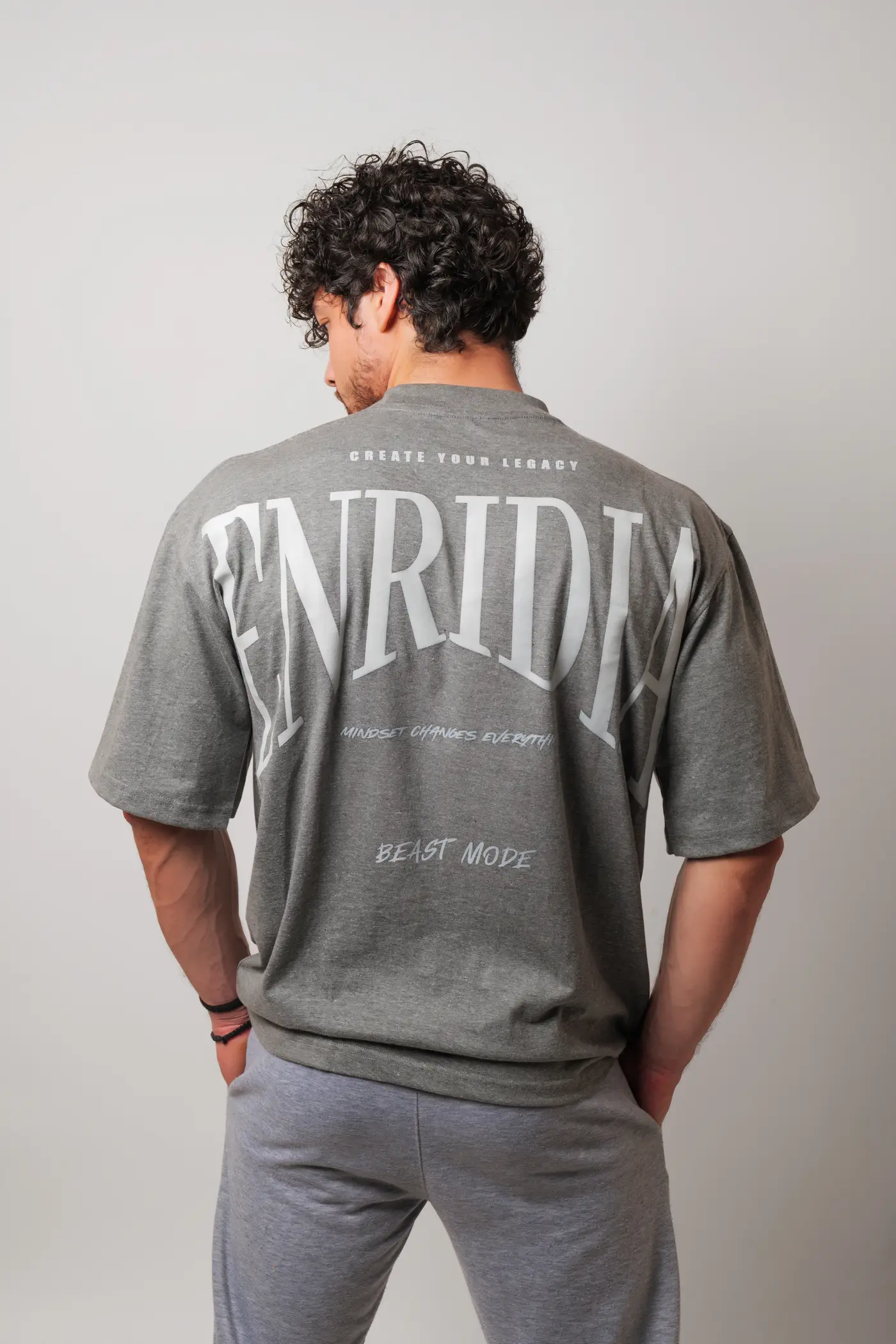 Oversize BEYOND en gris jaspeado, estampado de espalda completo