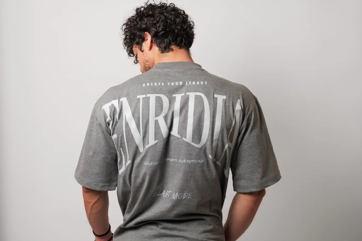 Oversize BEYOND en gris jaspeado, estampado de espalda de cerca