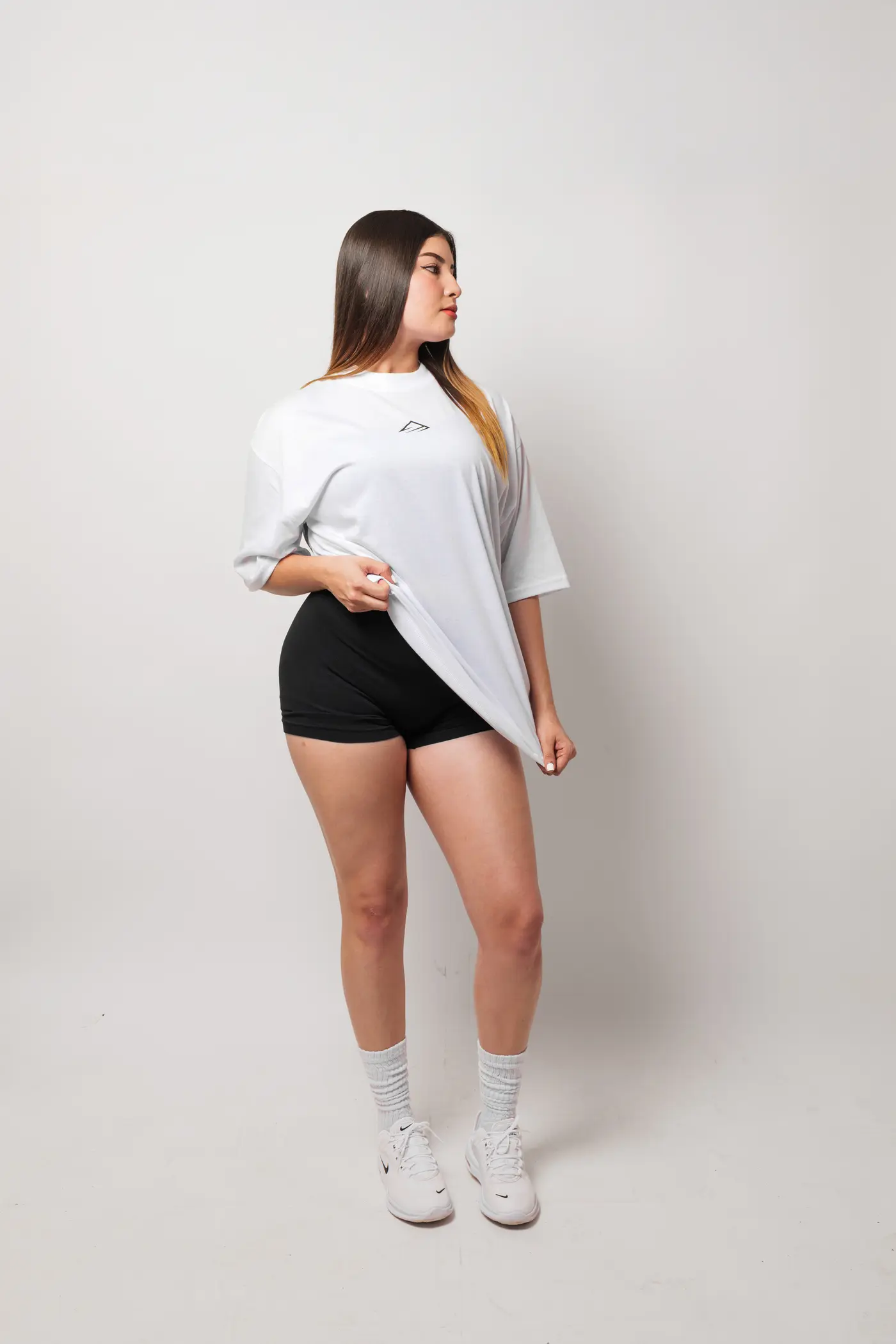 Oversize BEYOND en blanco, prenda completa de frente