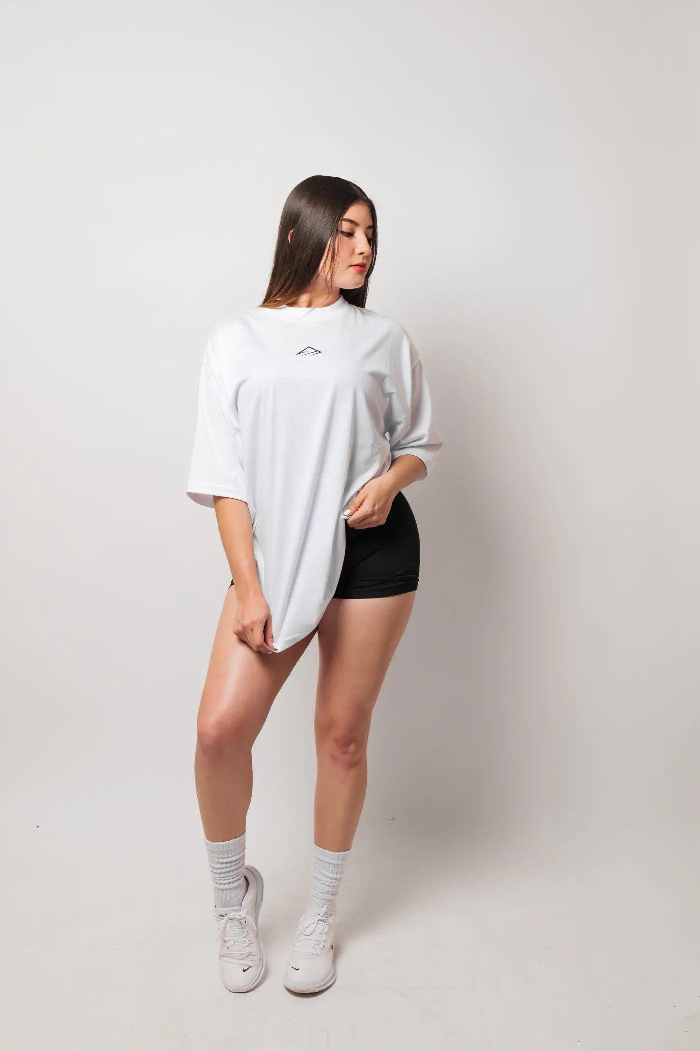 Oversize BEYOND en blanco, caída de la prenda de frente