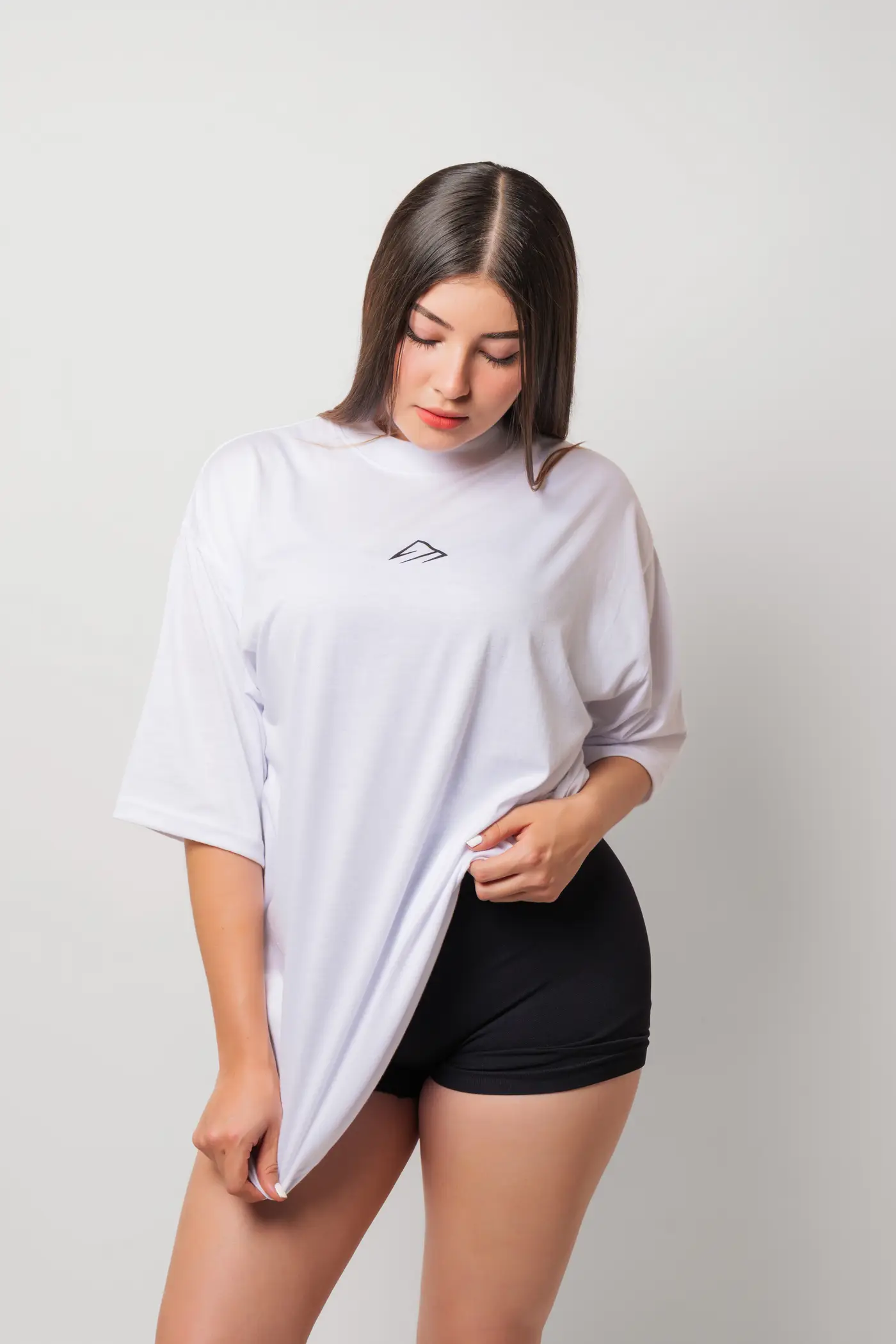Oversize BEYOND en blanco, frente con el isotipo al pecho