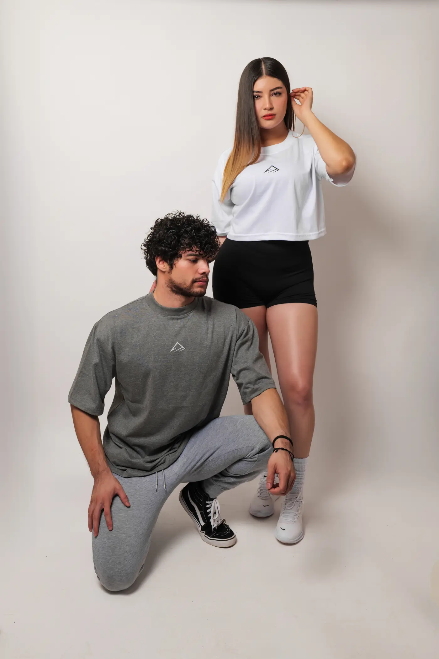 Oversize BEYOND en gris y crop top BEYOND en blanco, prendas completas