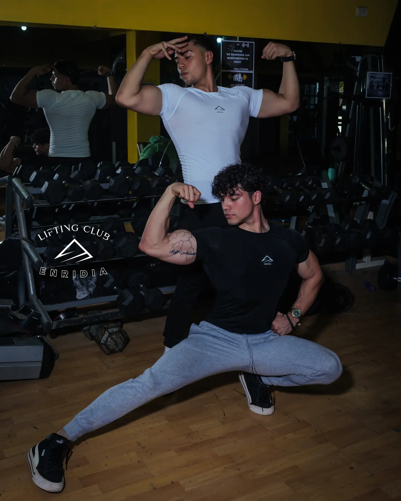 Camisetas de compresión en blanco y en negro en el gimnasio