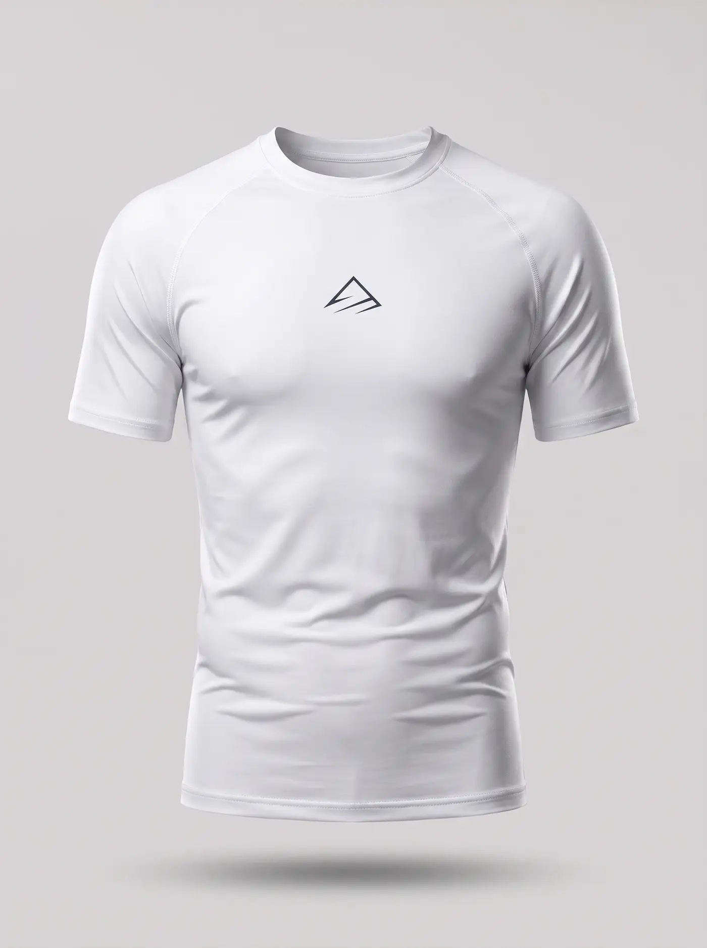 Camiseta de compresión en blanco, prenda completa sobre fondo gris claro
