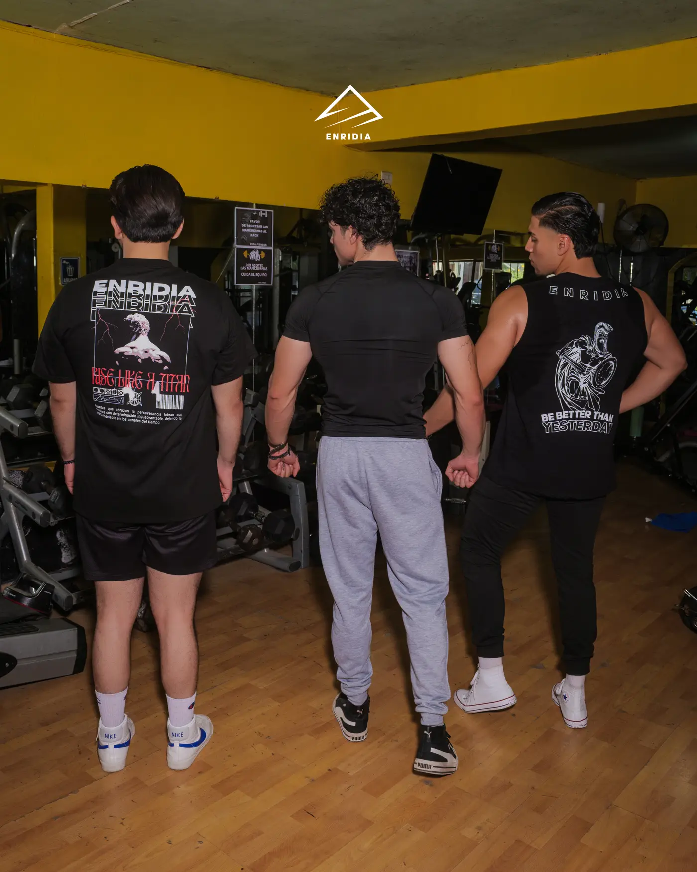 Tres personas de espalda con el estampado Rise Like a Titan