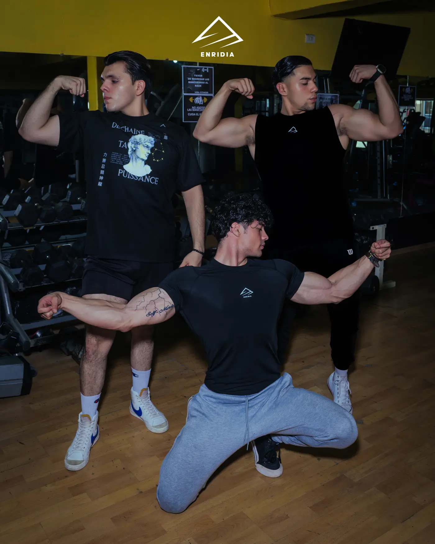 Grupo con prendas Enridia entre máquinas de gimnasio