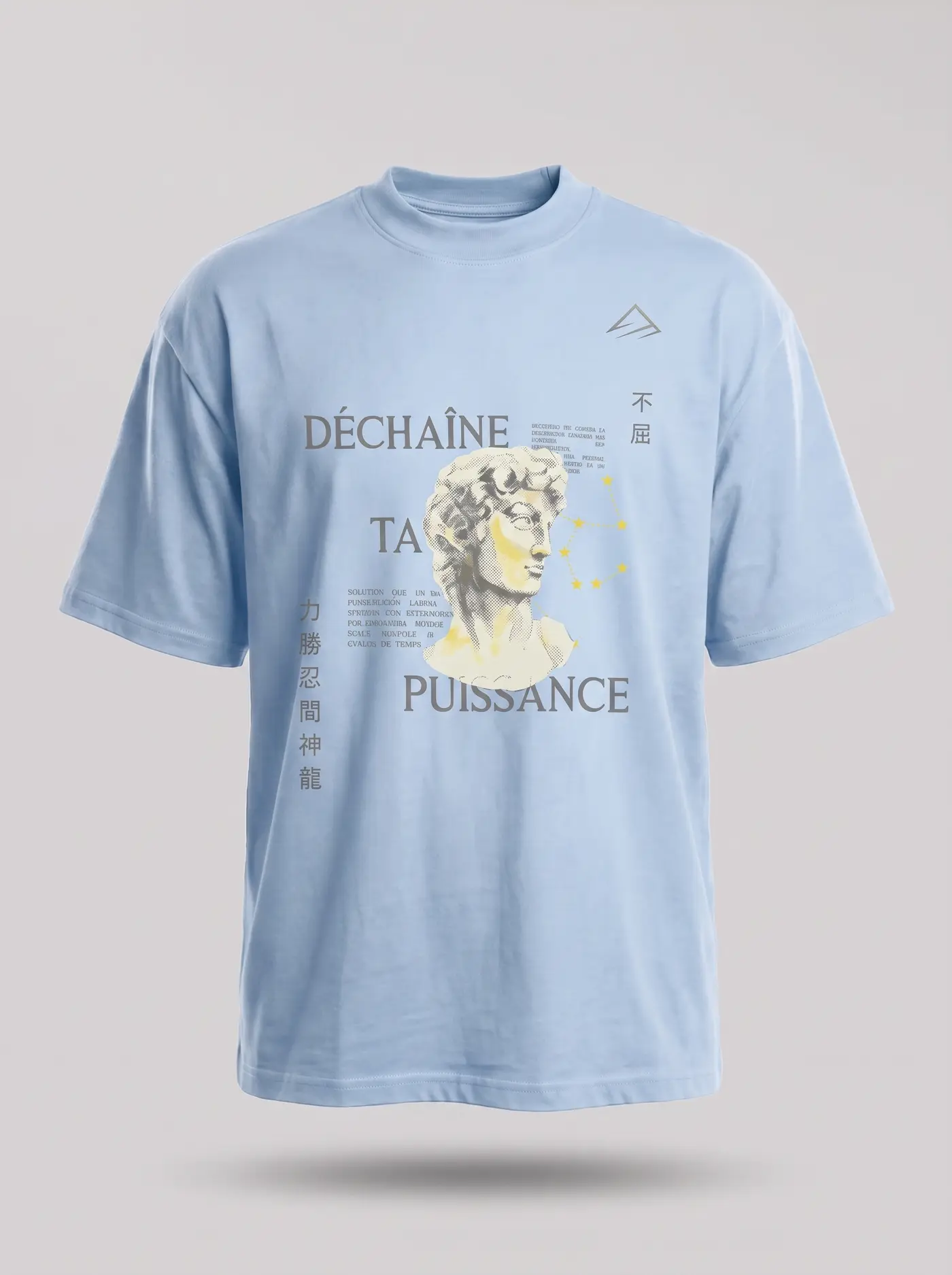 Oversize Rise Like a Titan en azul cielo, frente completo sobre fondo gris claro
