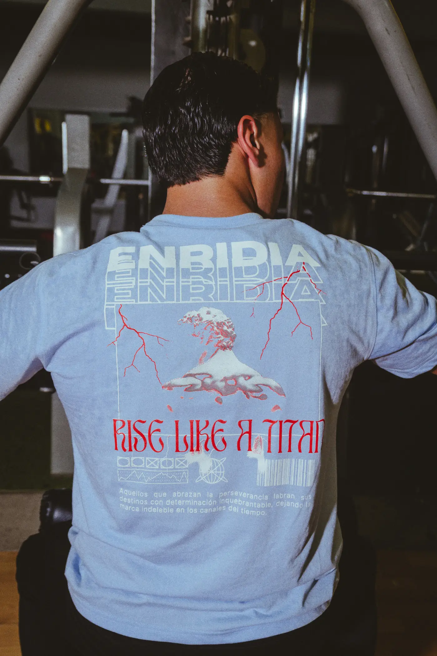 Espalda del oversize Rise Like a Titan en azul cielo