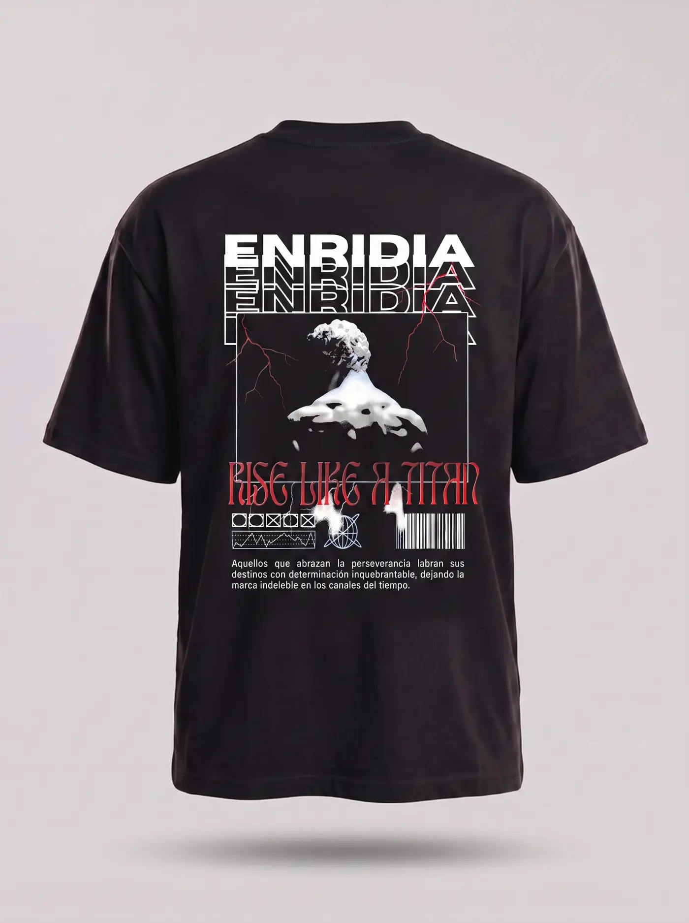 Oversize Rise Like a Titan en negro, espalda completa sobre fondo gris claro