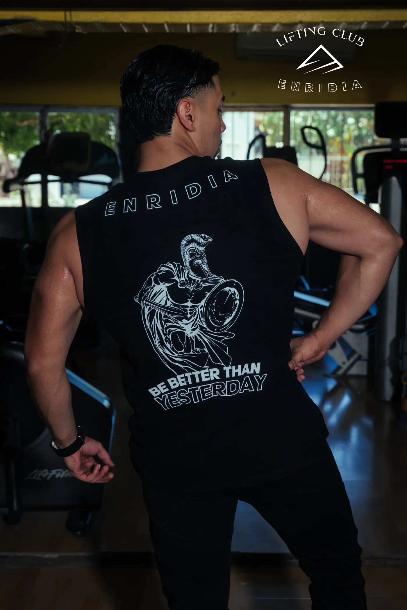 Tank Be Better Than Yesterday en negro durante el entrenamiento
