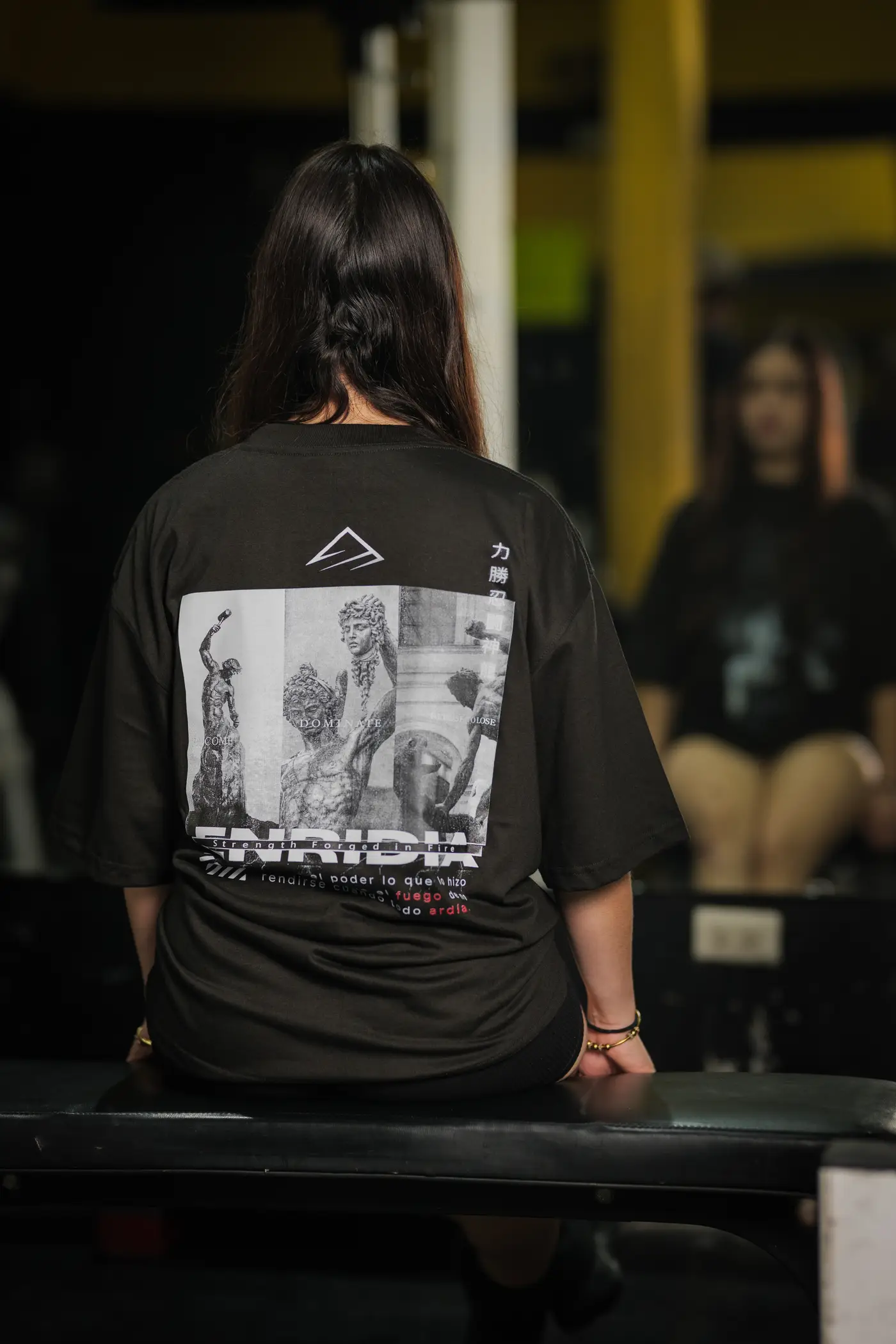 Oversize Reborn To Dominate visto de espalda en un gimnasio