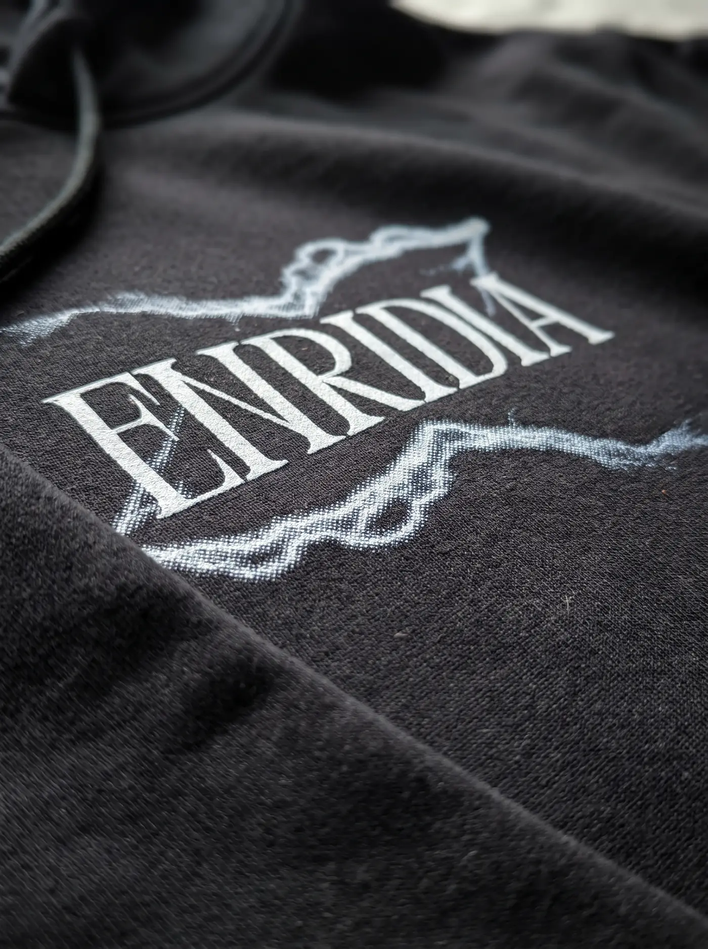 Detalle del estampado del pecho del hoodie negro
