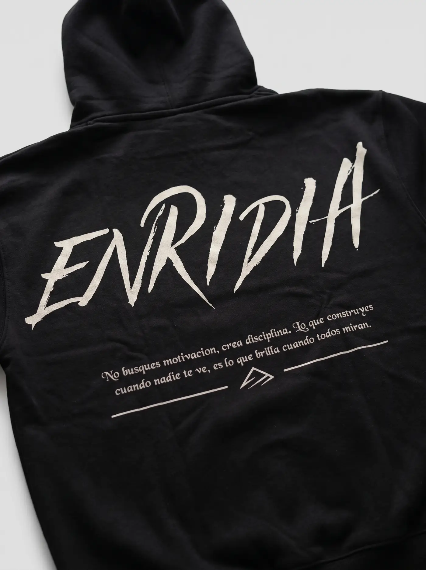Detalle del lettering y la frase de la espalda del hoodie