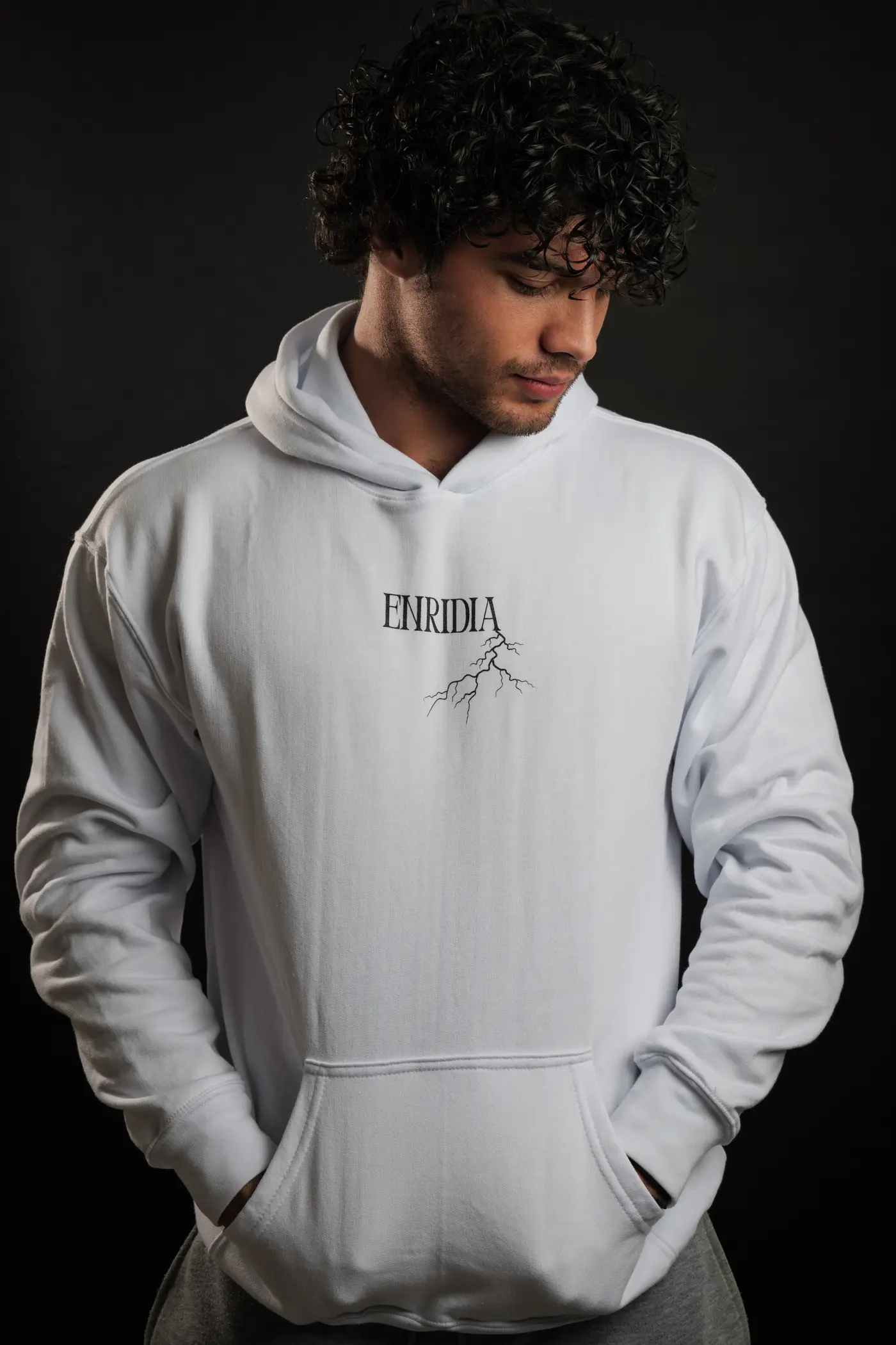 Hoodie Reborn To Dominate en blanco, vista frontal