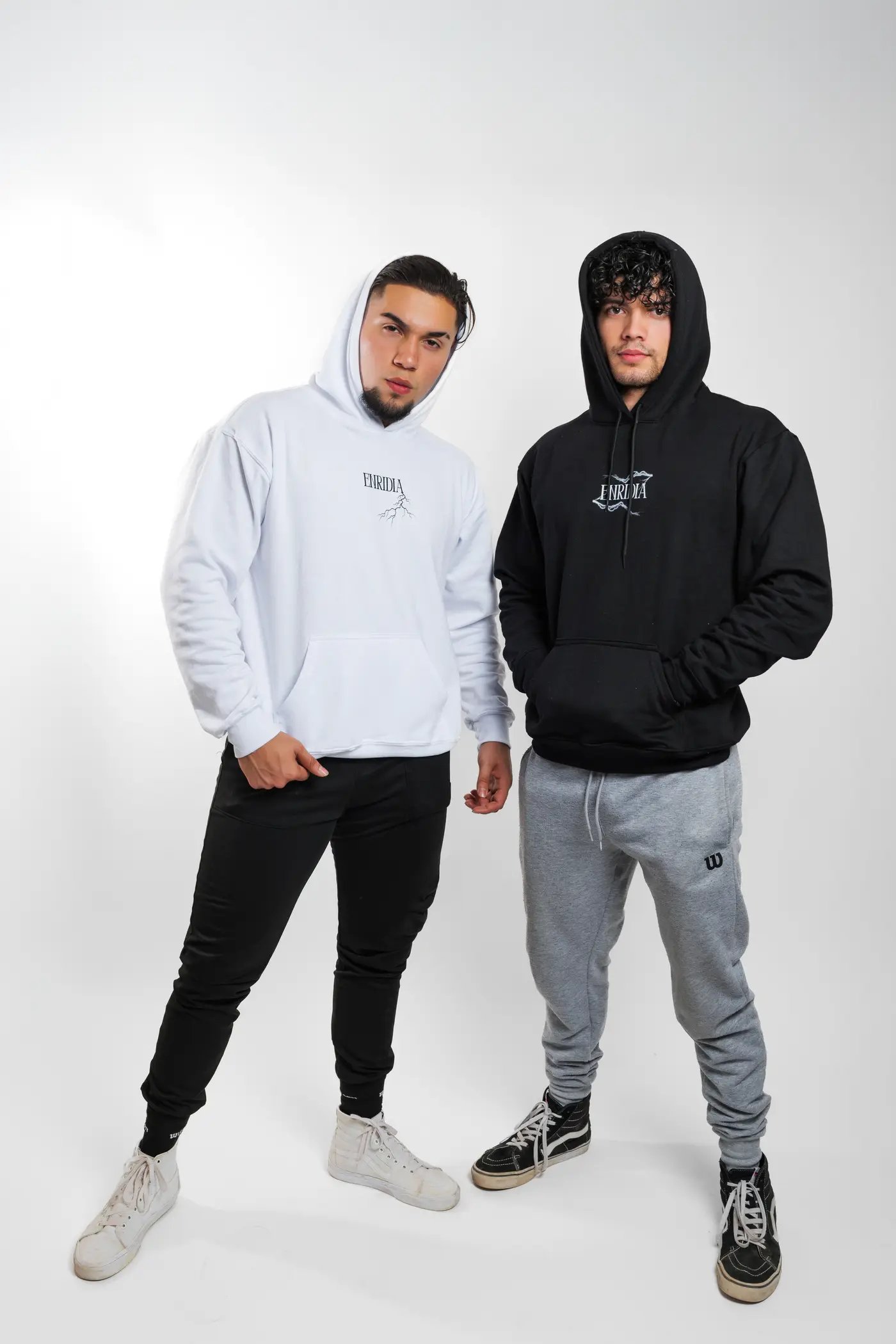 Hoodies Reborn To Dominate en blanco y en negro, cuerpo entero