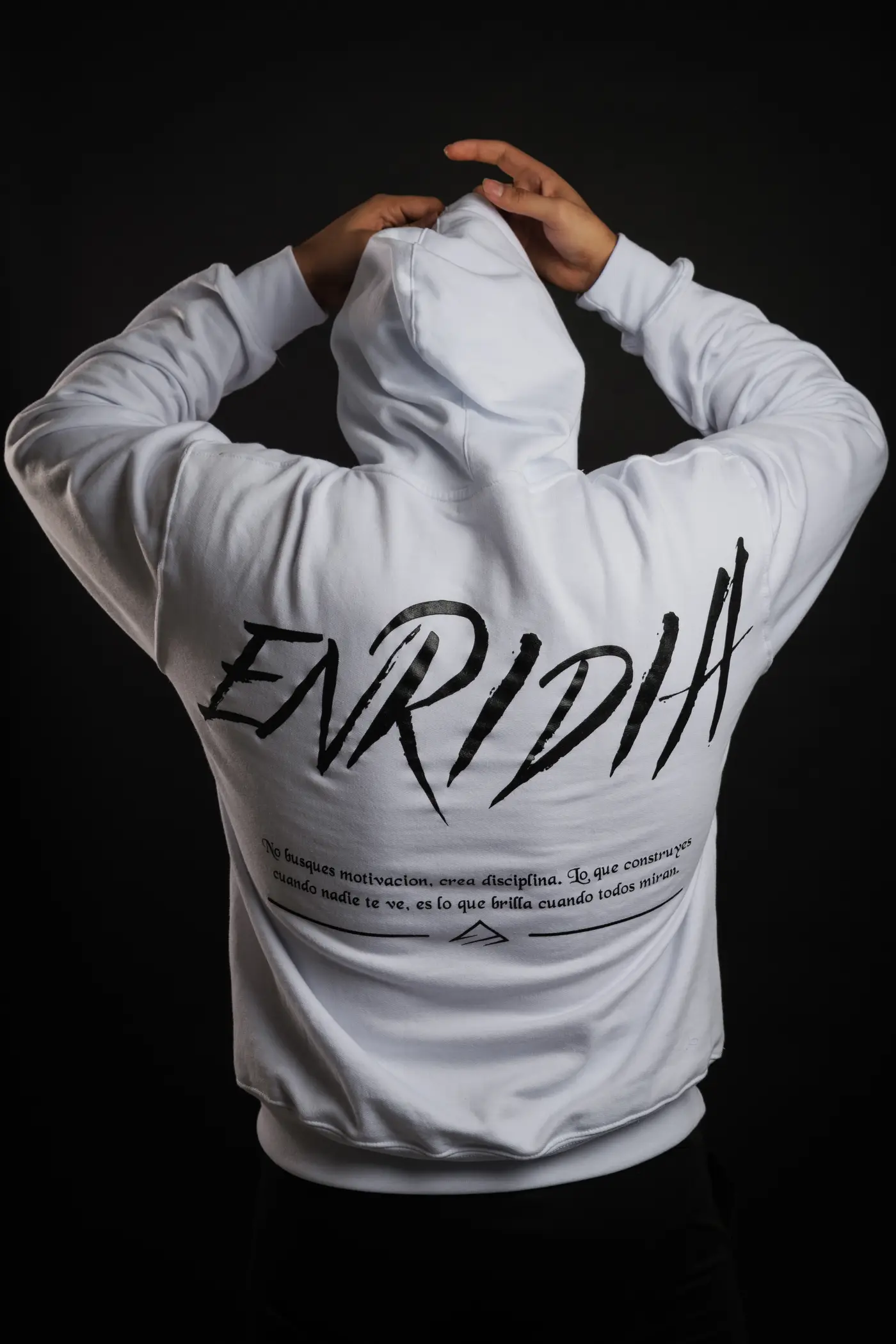 Hoodie Reborn To Dominate en blanco con la capucha puesta