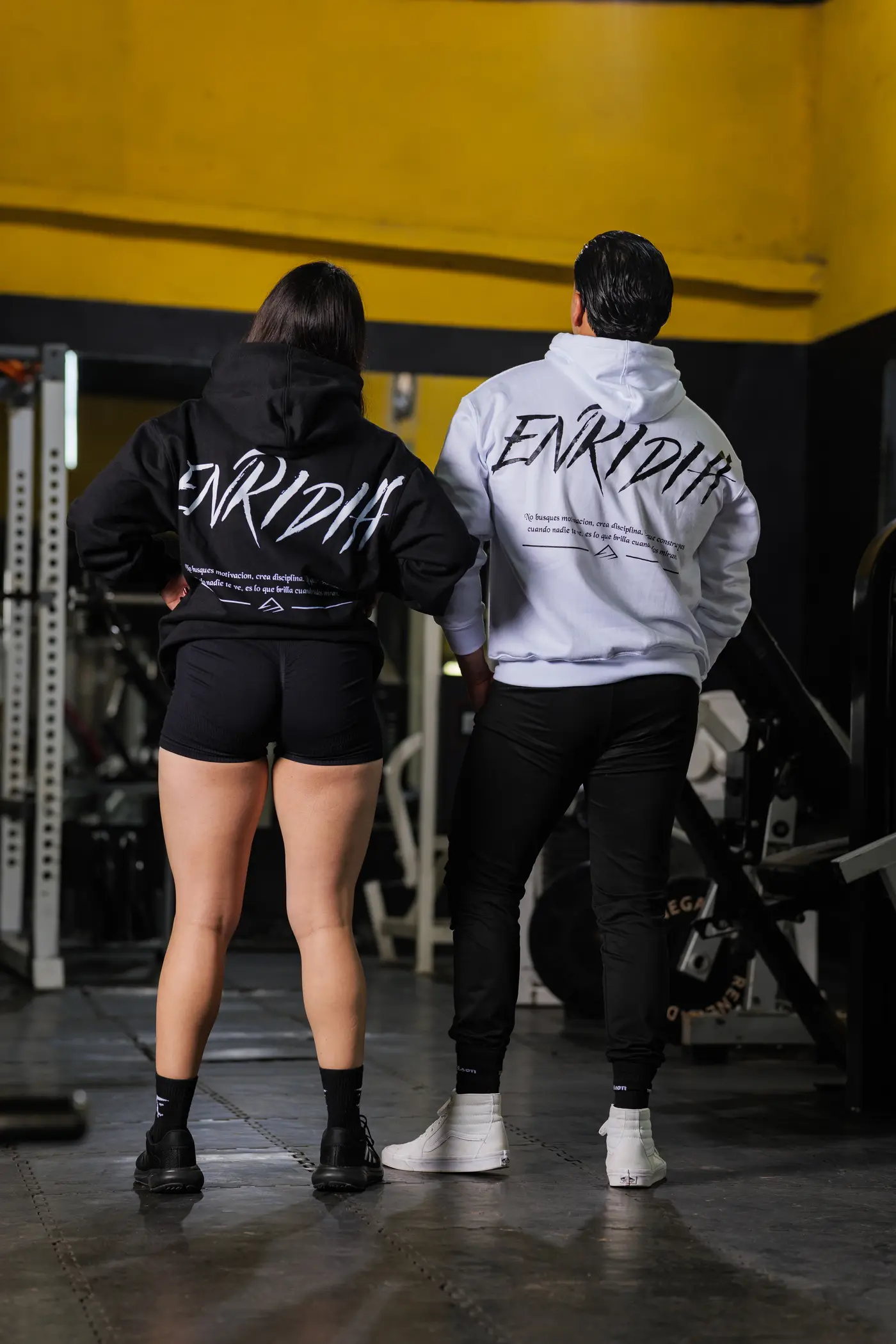 Hoodies Reborn To Dominate vistos de espalda en un gimnasio