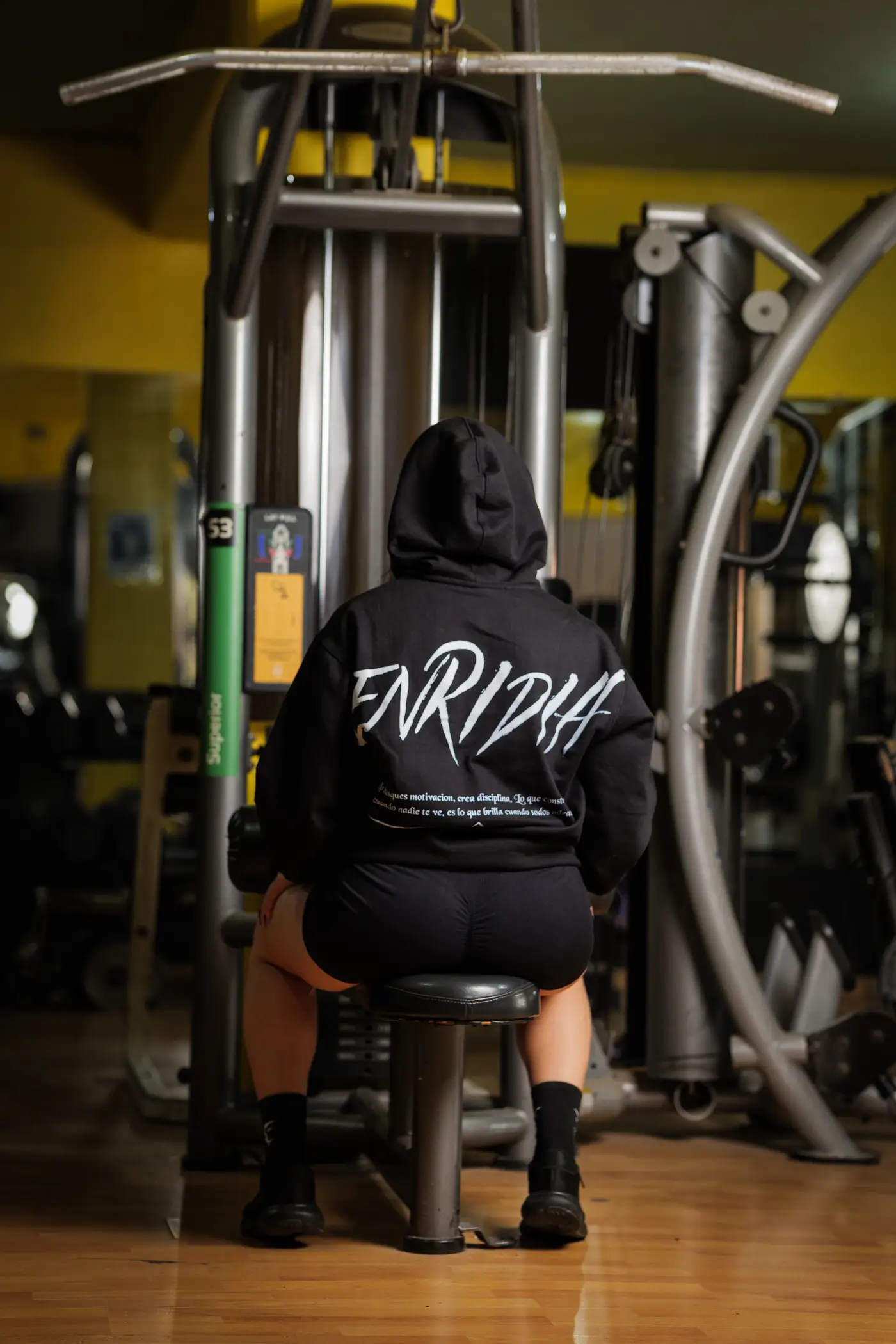 Hoodie Reborn To Dominate en negro durante el entrenamiento