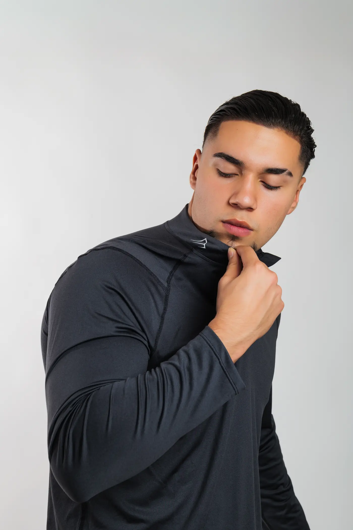Long sleeve de media cremallera en azul oscuro, cuello alto