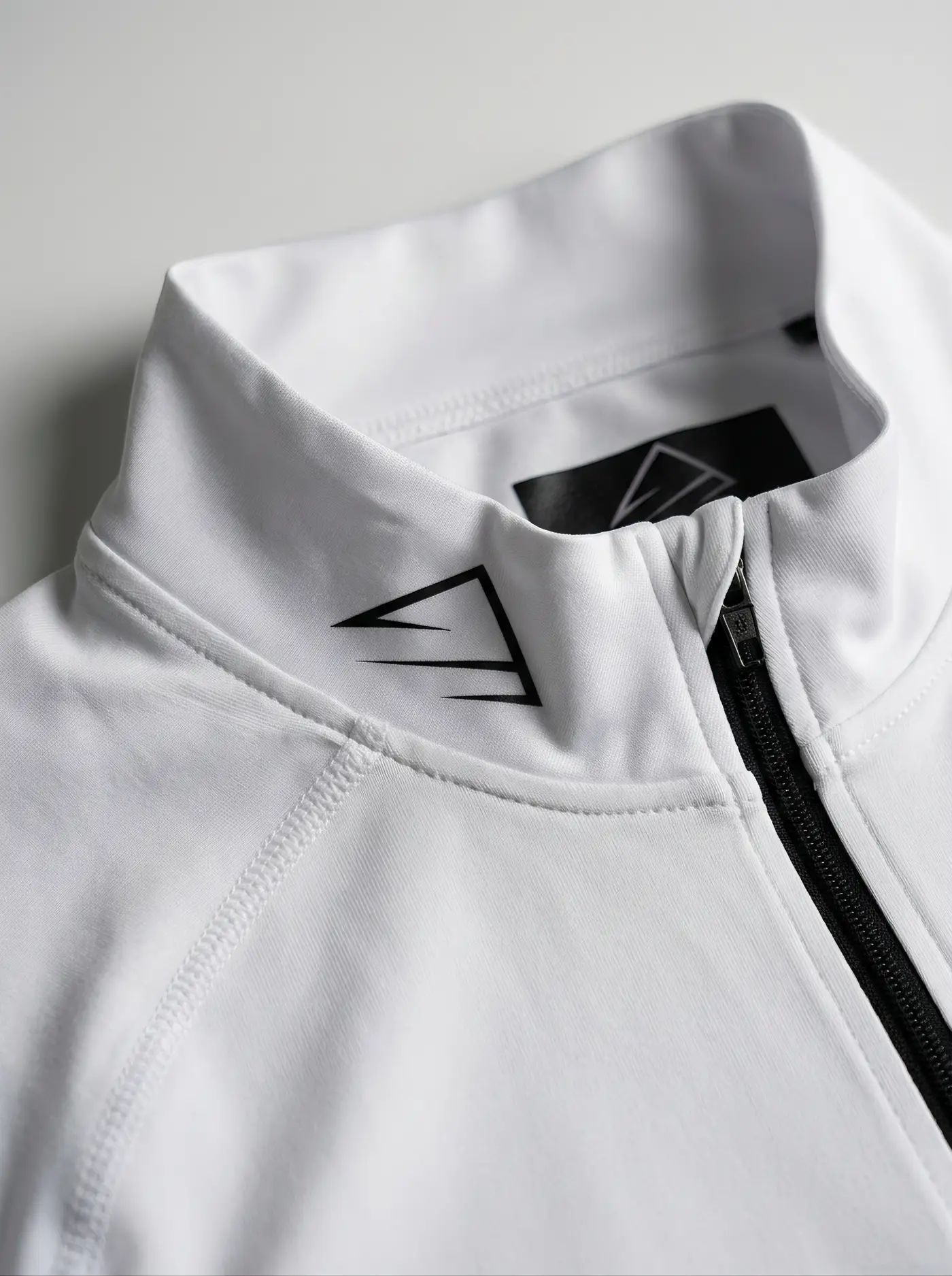 Detalle del isotipo y la cremallera en el cuello del long sleeve