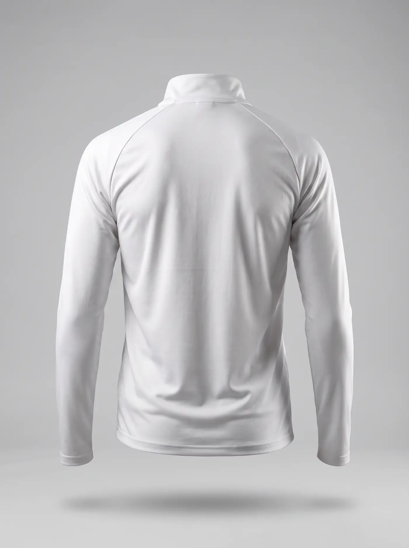 Long sleeve de media cremallera en blanco, espalda de la prenda sobre fondo gris claro