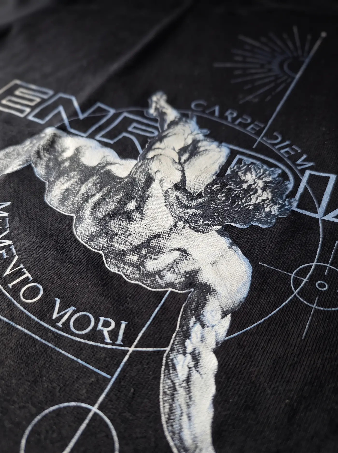 Detalle del estampado frontal Carpe Diem — Memento Mori