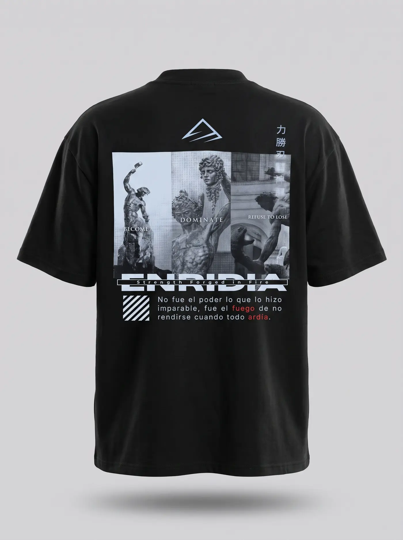Oversize Reborn To Dominate en negro, espalda de la prenda sobre fondo gris claro