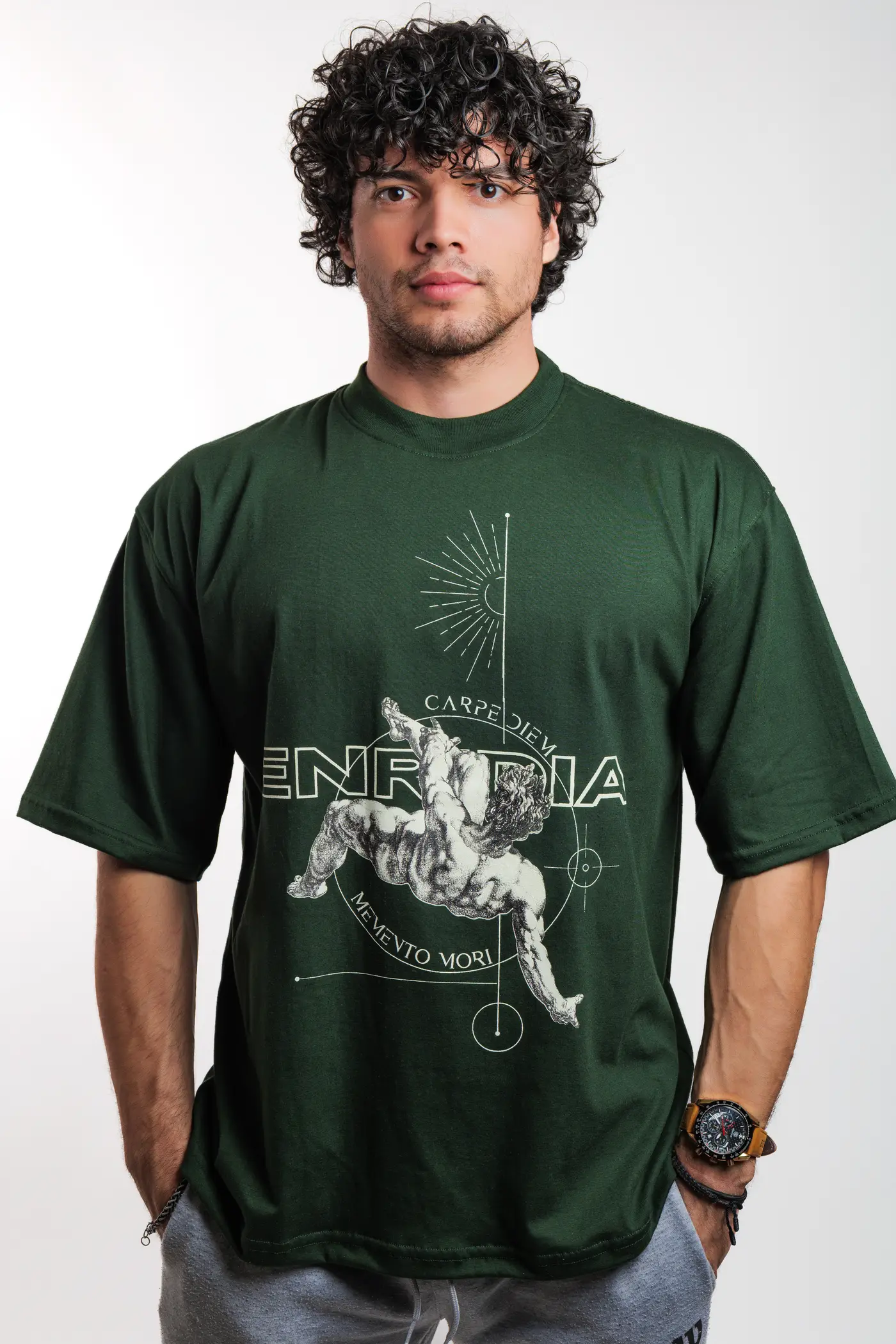 Oversize Reborn To Dominate en verde oscuro, vista frontal