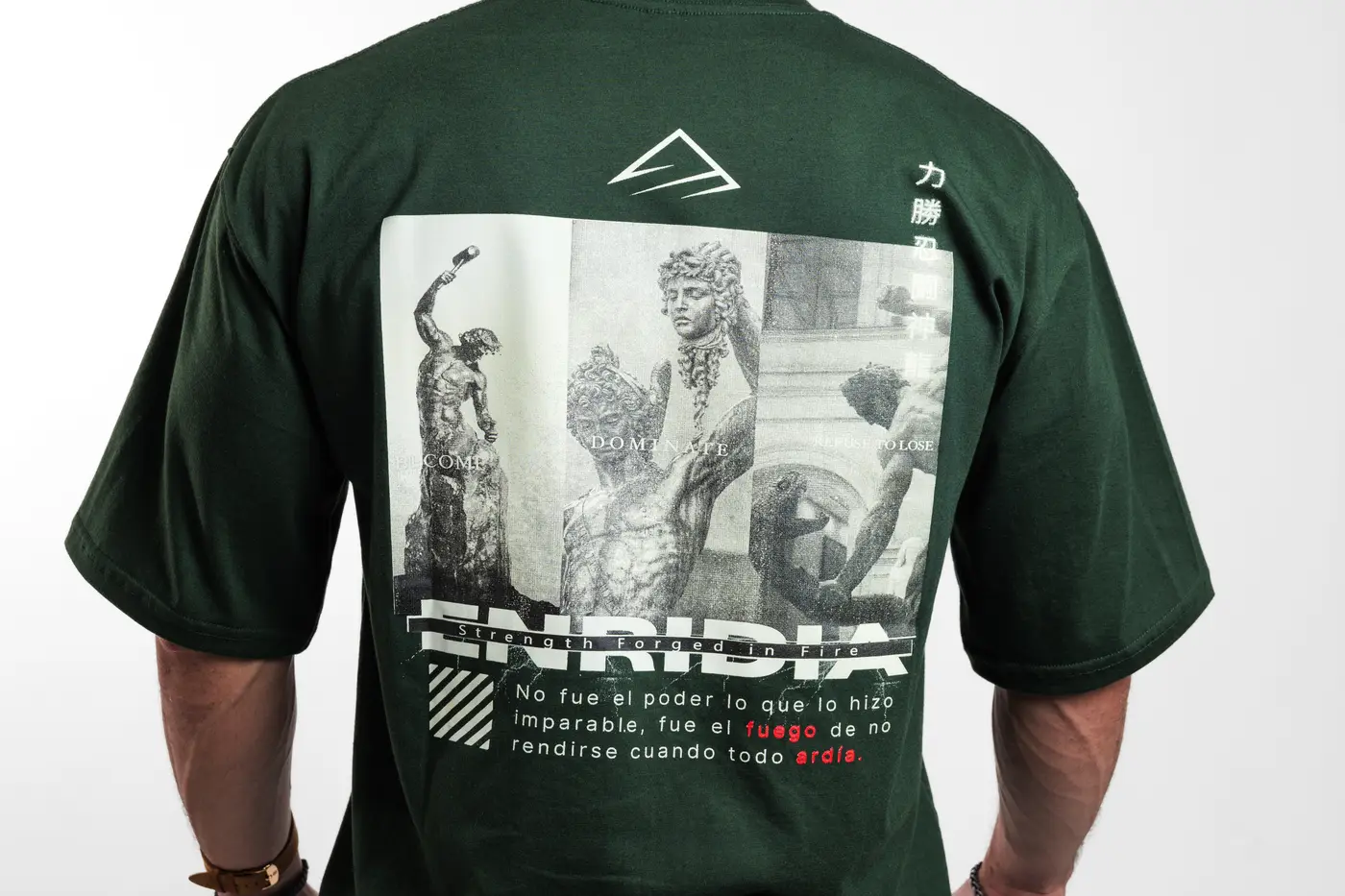 Detalle del estampado de espalda sobre el oversize verde oscuro