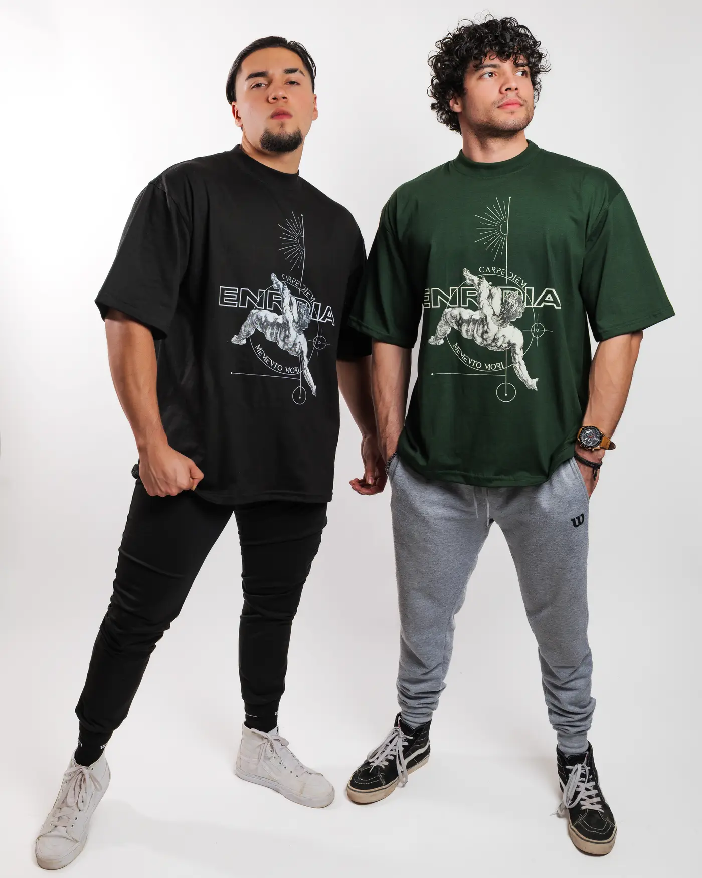Oversize Reborn To Dominate en negro y en verde oscuro, cuerpo entero
