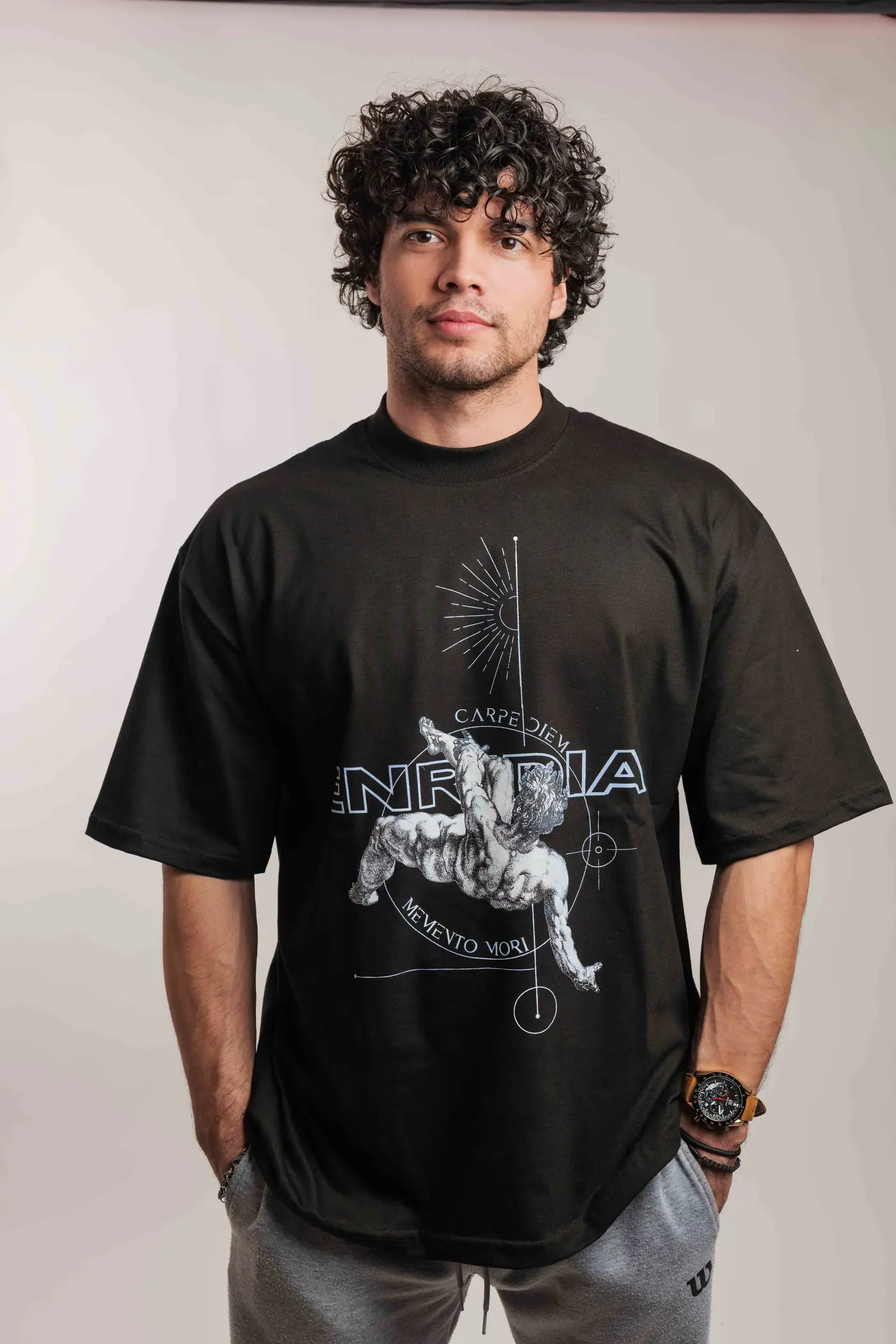 Oversize Reborn To Dominate en negro, frente, sobre fondo claro