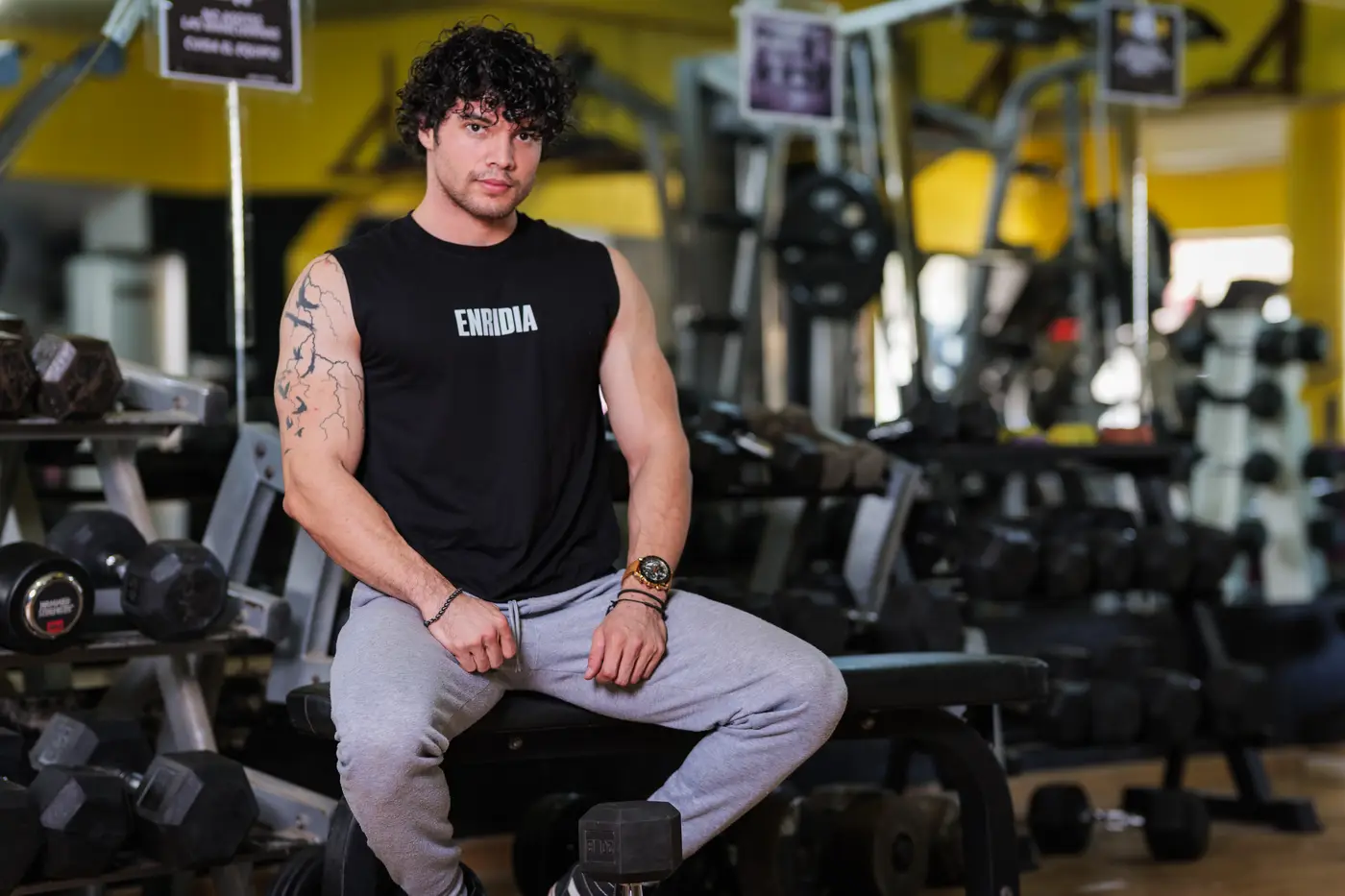 Tank Against All Odds en un gimnasio, vista frontal