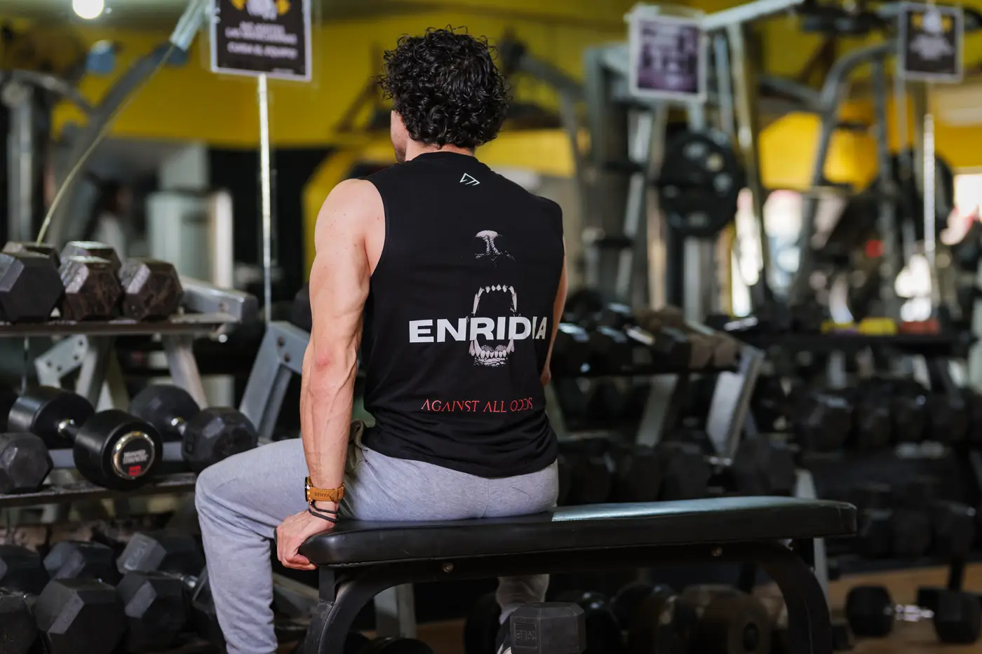 Tank Against All Odds en un gimnasio, vista de espalda