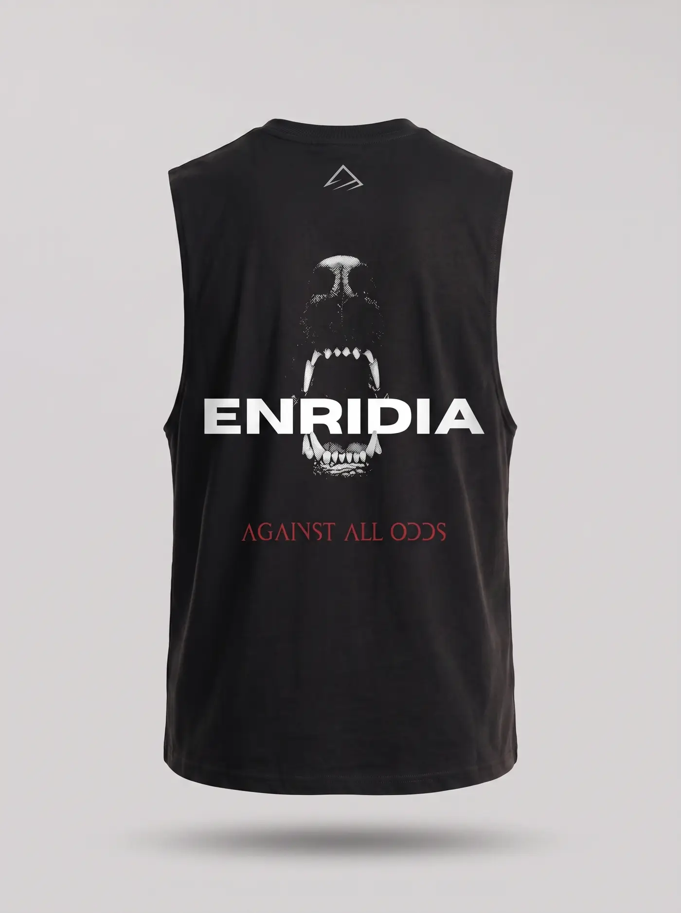 Espalda del tank Against All Odds, con el estampado de colmillos